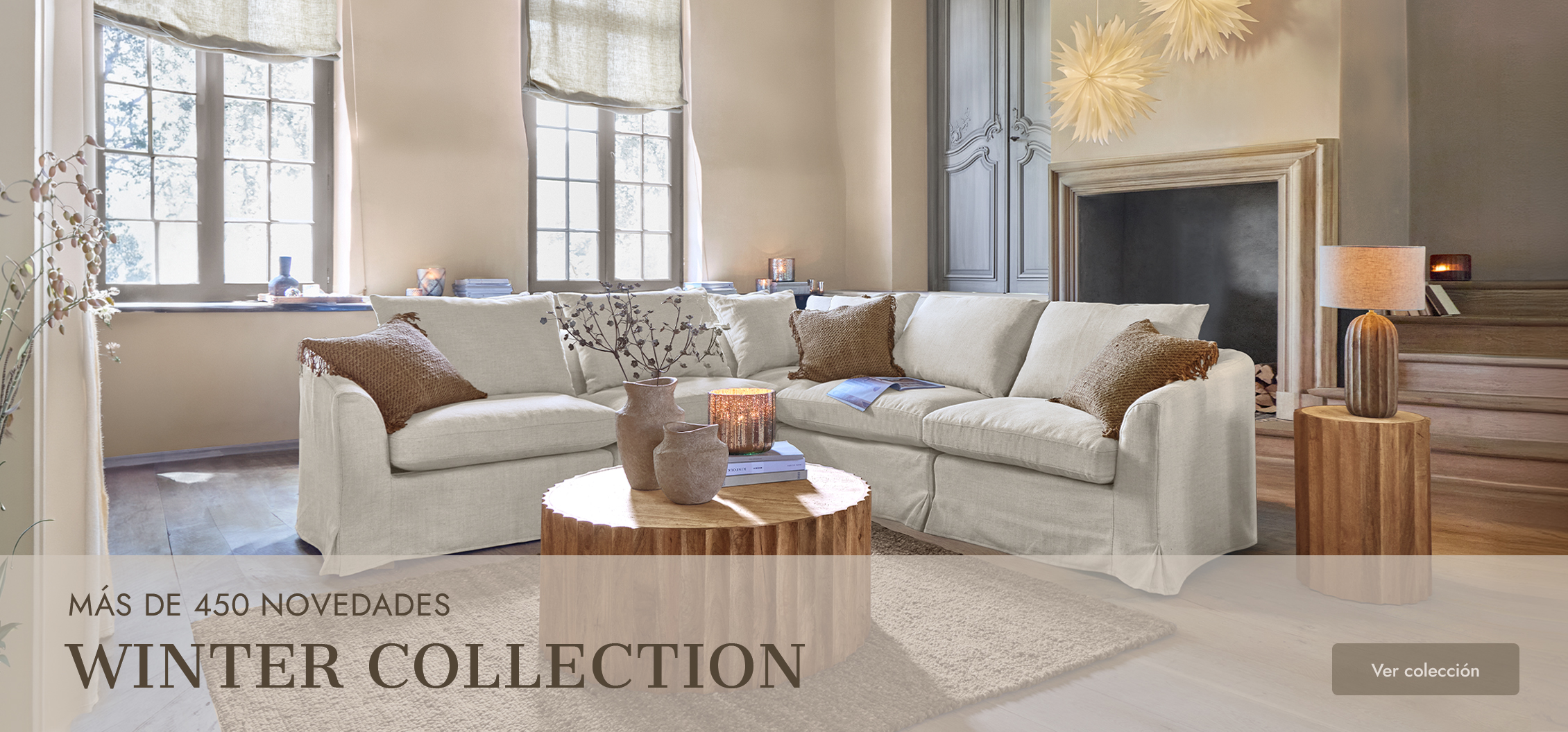Salón acogedor con sofá rinconero beige de tela y mesa de centro de madera en estilo invierno