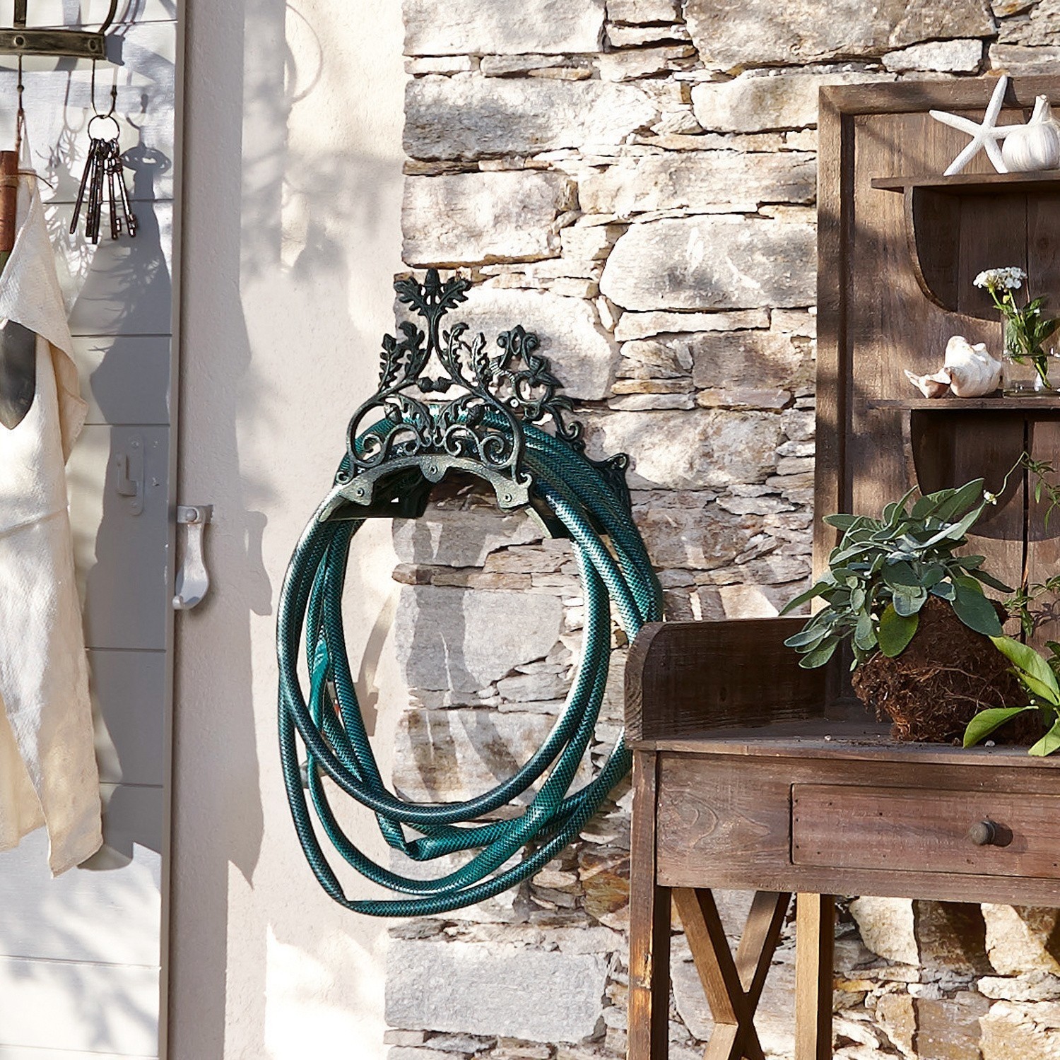 Soporte para manguera Mathis Soporte de metal decorativo para manguera de jardín en pared de piedra rústica
