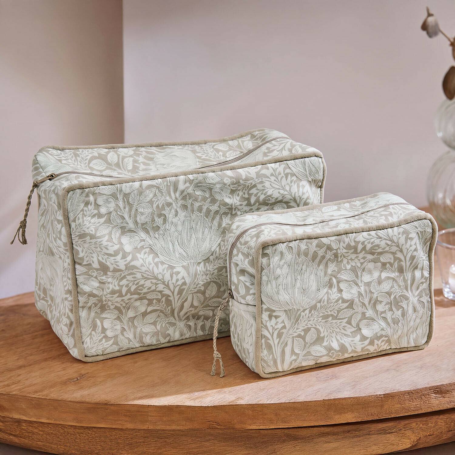Set de 2 bolsitas Rosaviel Conjunto de dos neceseres beige con diseño floral en tela y cremallera, estuches prácticos para viaje