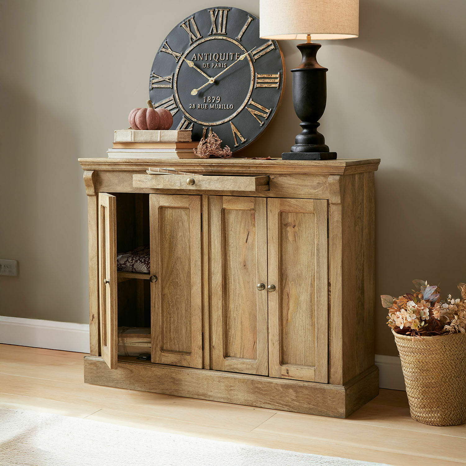 Cómoda Winthorpe Aparador de madera natural con cajón y puertas, reloj decorativo y lámpara encima