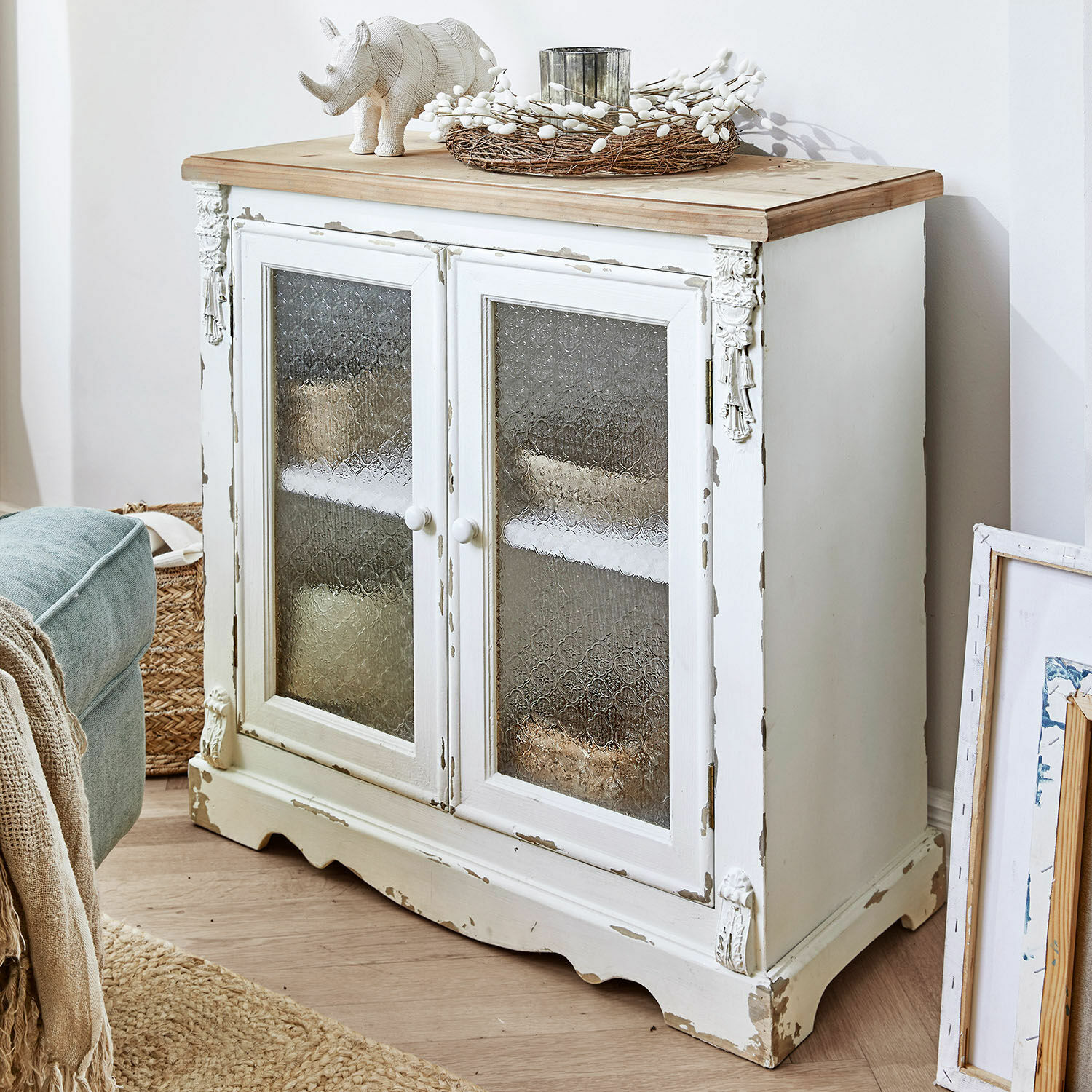 Cómoda South Yarmouth Aparador blanco de madera envejecida con puertas de cristal decorativas en estilo rústico