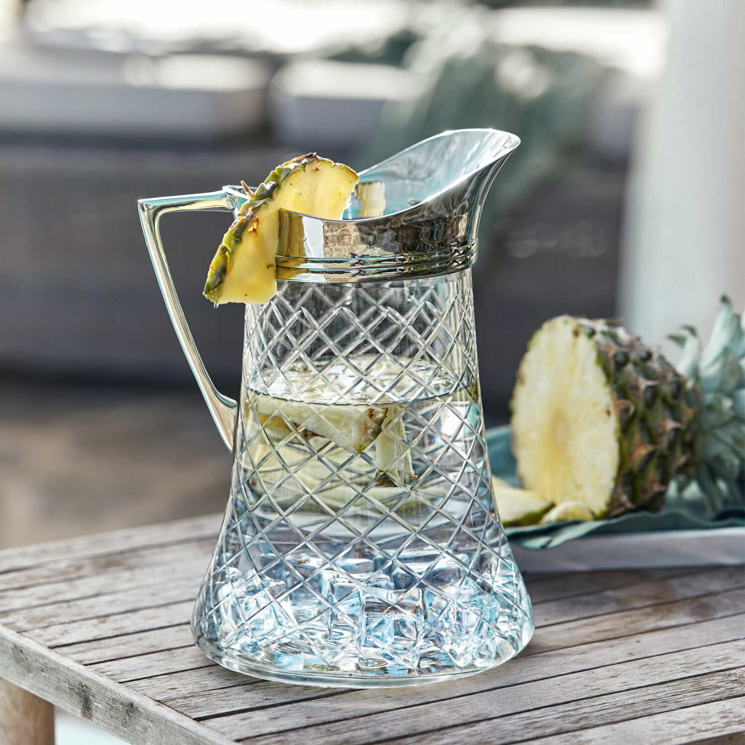 Jarra Meloisey Jarra de cristal con asa metálica y patrón de rombos, con agua, hielo y rodajas de piña