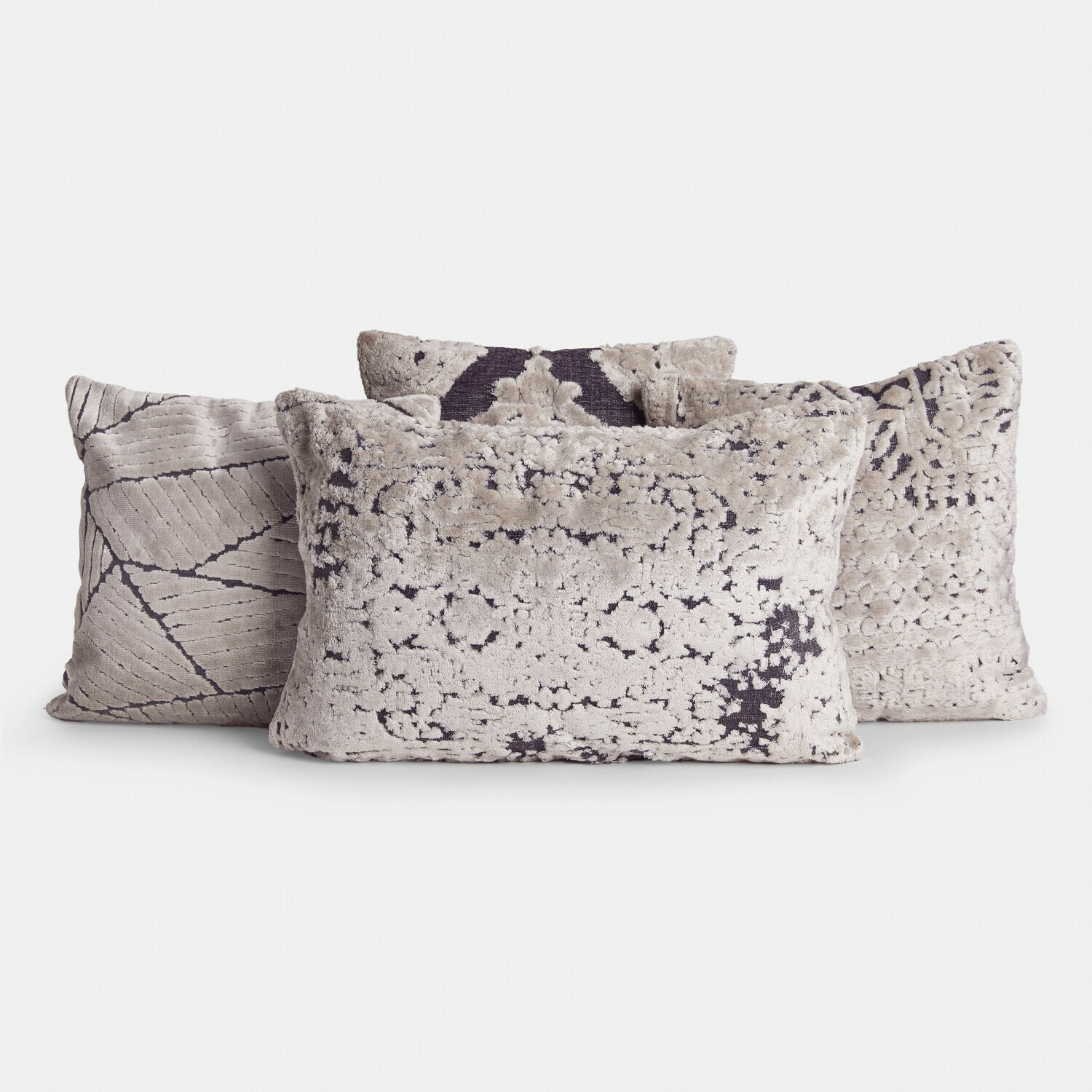 Set de 4 fundas de cojín Plaisancière Conjunto de cuatro cojines decorativos de material suave en tonos beige y marrón para salón
