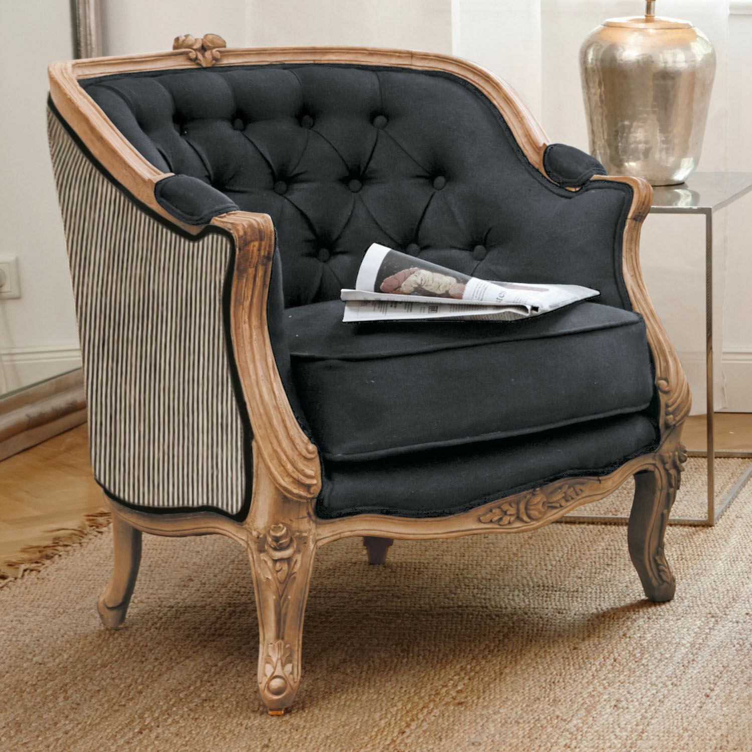 Sillón Annezay Sillón clásico con marco de madera y tapicería negra, mueble elegante para sala de estar