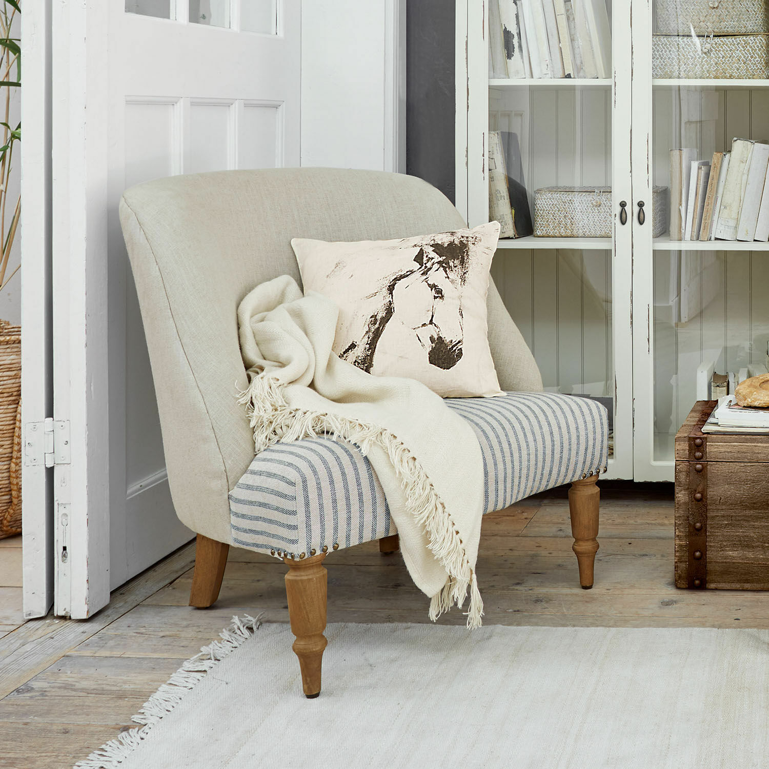 Sillón Maplewood Sofá bicolor beige con respaldo y asiento a rayas, cojín con dibujo de caballo y manta crema