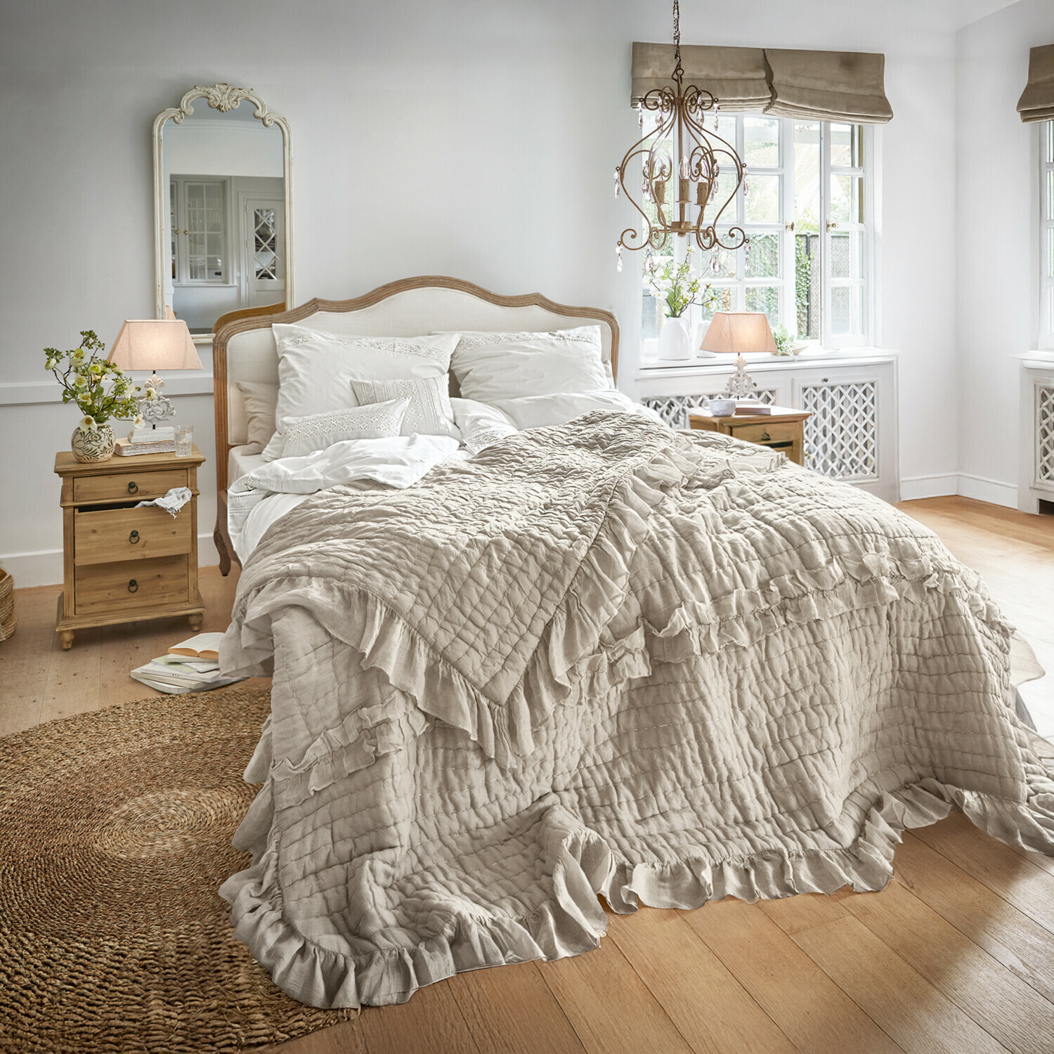 Cama Serravalle Dormitorio acogedor con colcha beige con volantes sobre la cama y muebles de madera vintage