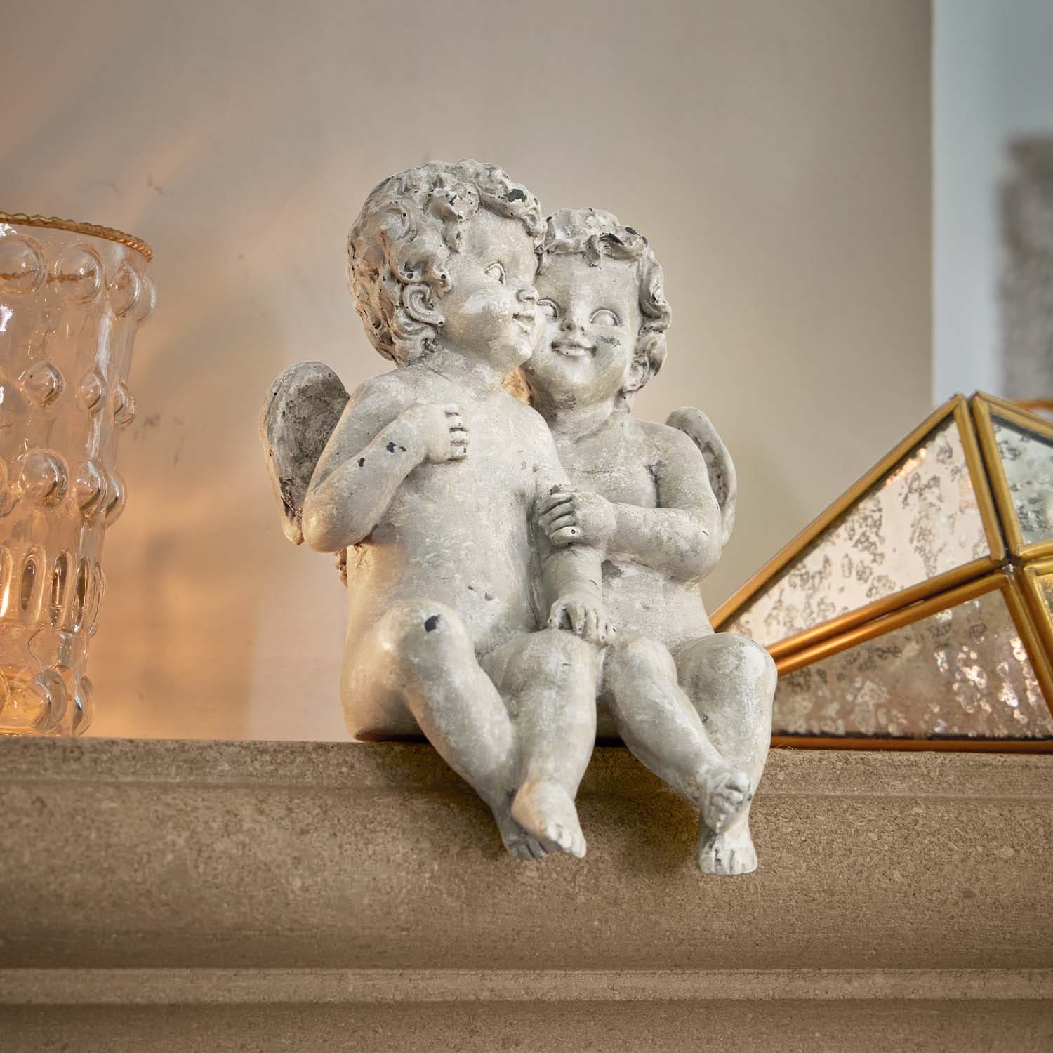 Figura de dos ángeles sentados de hormigón gris, decoración interior con motivo angelical