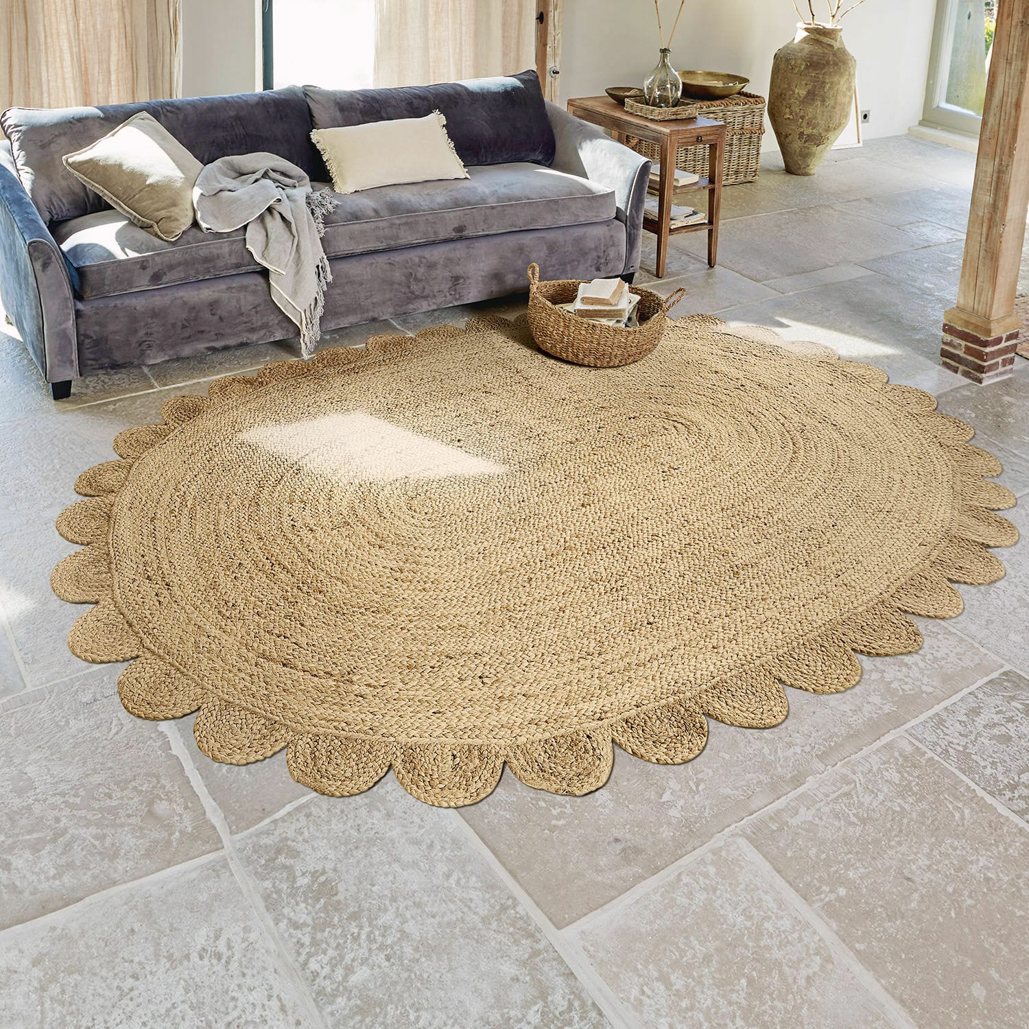 Alfombra Ferce Alfombra redonda de yute color natural con borde decorativo en sala con sofá gris