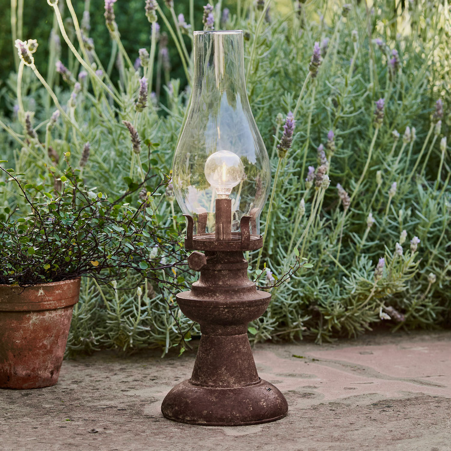 Farolillo LED recargable Chexbres Farol de jardín de metal marrón rústico con pantalla de vidrio transparente