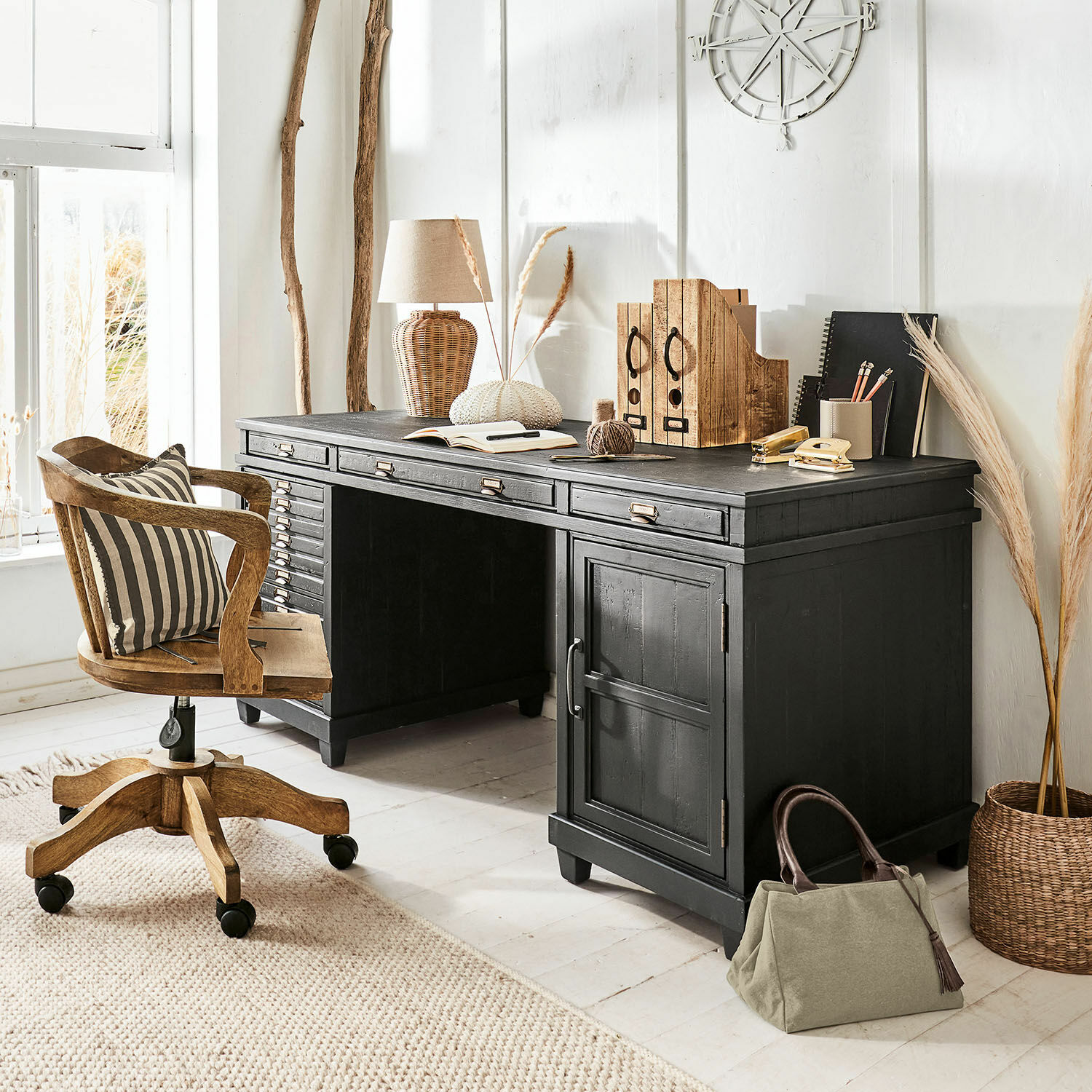 Escritorio Brevilliers Escritorio de madera negra con cajones y decoración en interior claro y natural con silla giratoria