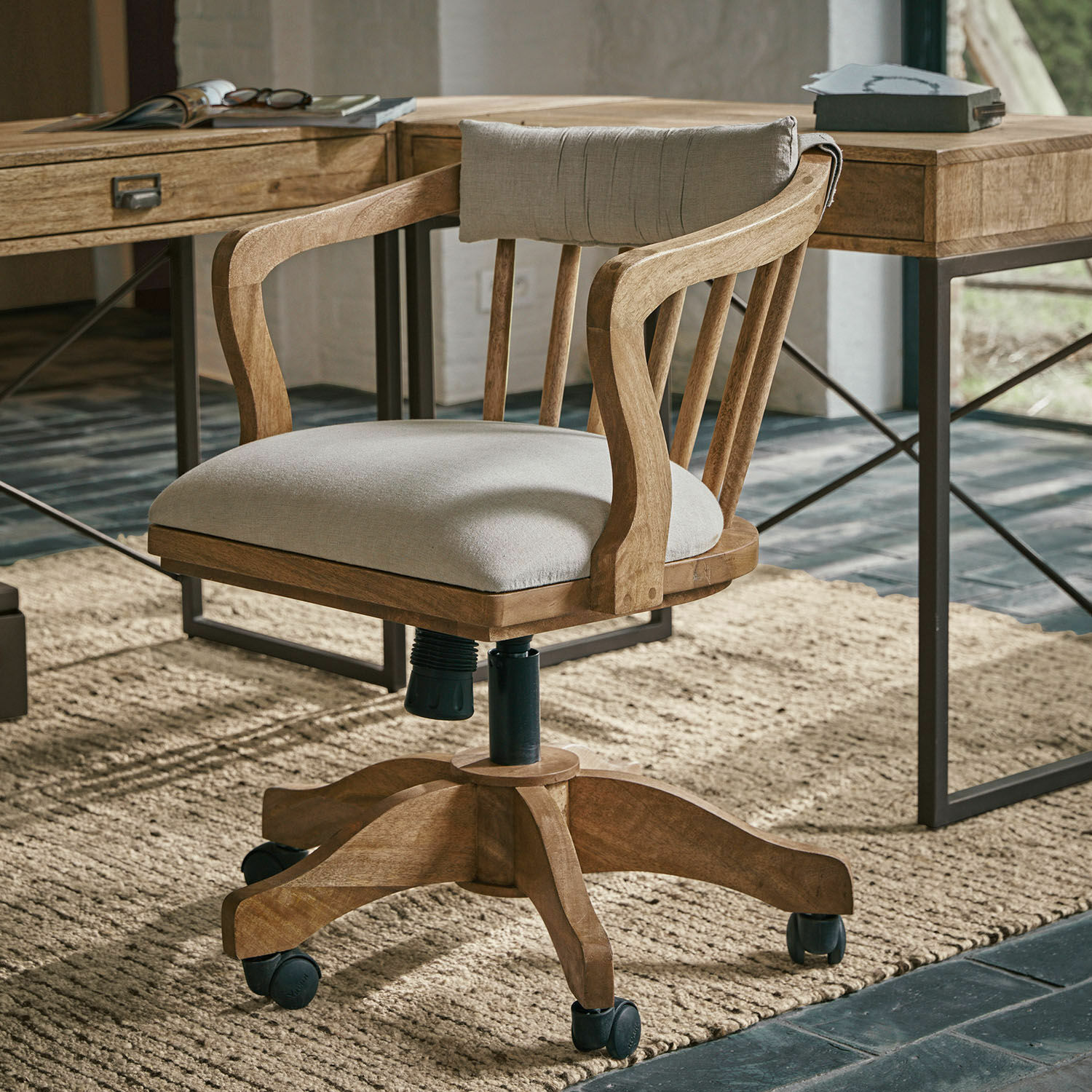 Silla de escritorio Lemuel Silla de oficina giratoria de madera de mango con asiento de tela gris claro, cómoda y elegante