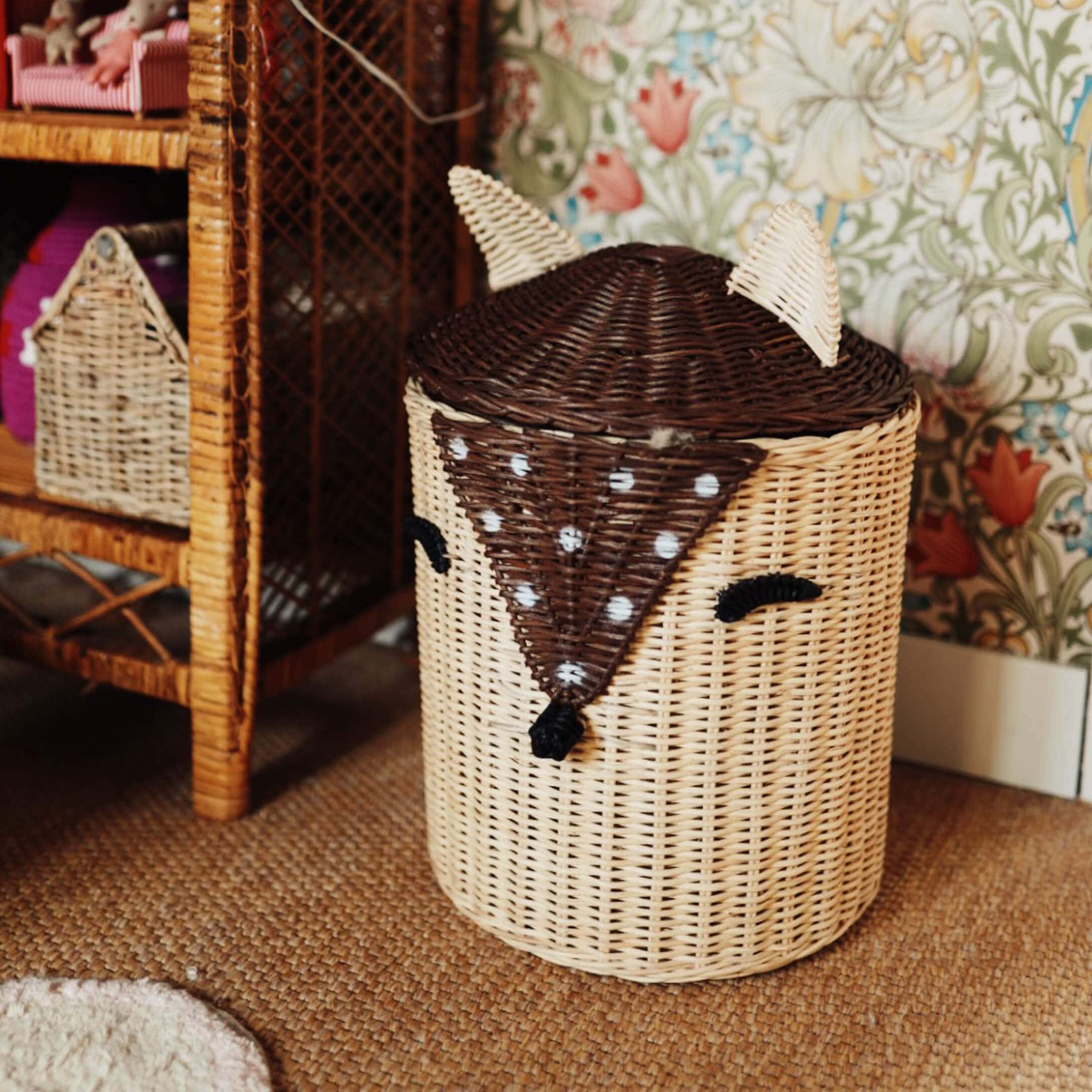 Cesta de mimbre en forma de animal en colores natural y marrón para almacenamiento en habitación infantil