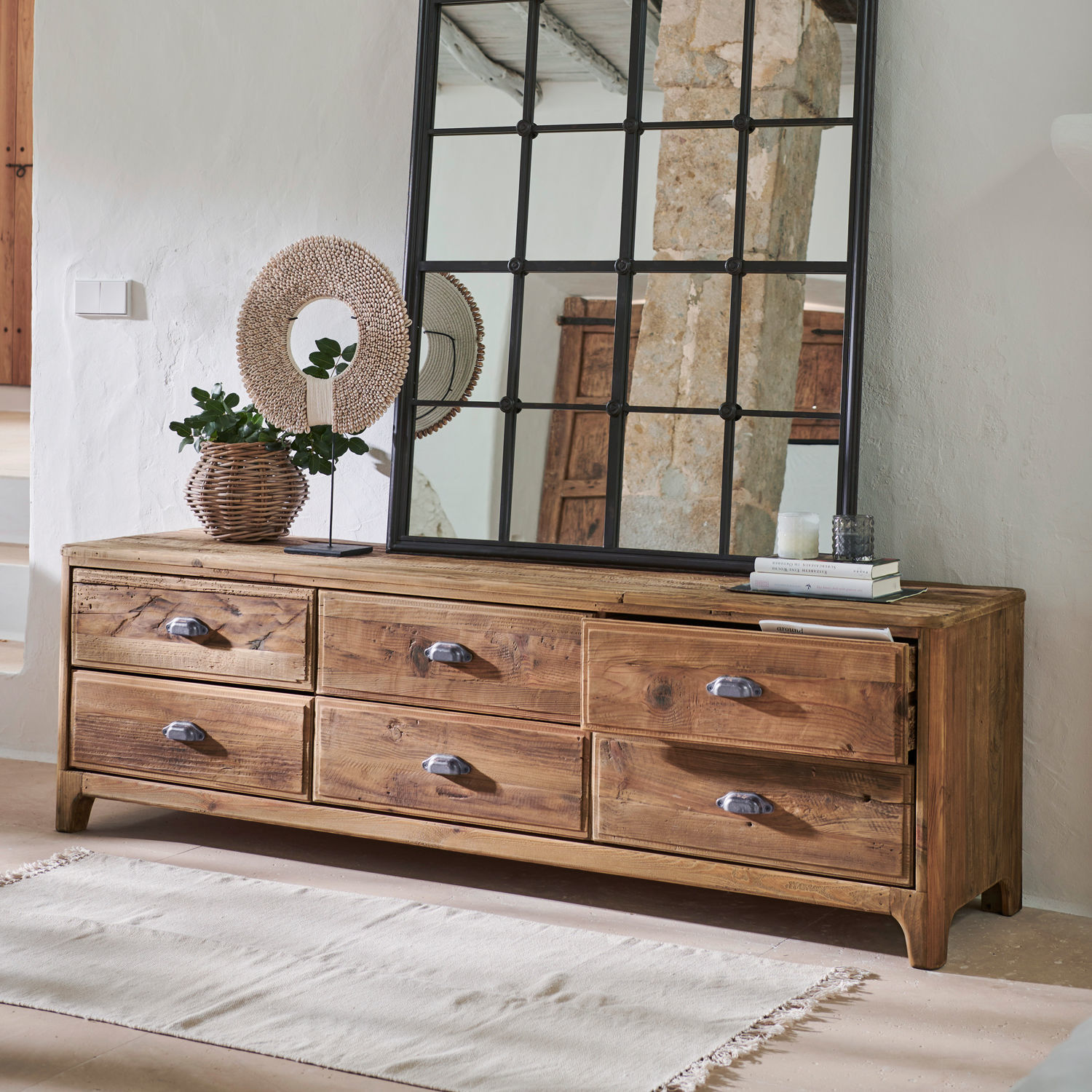 Cómoda Wittfield Cómoda rústica de madera natural con seis cajones y tiradores metálicos en diseño cálido