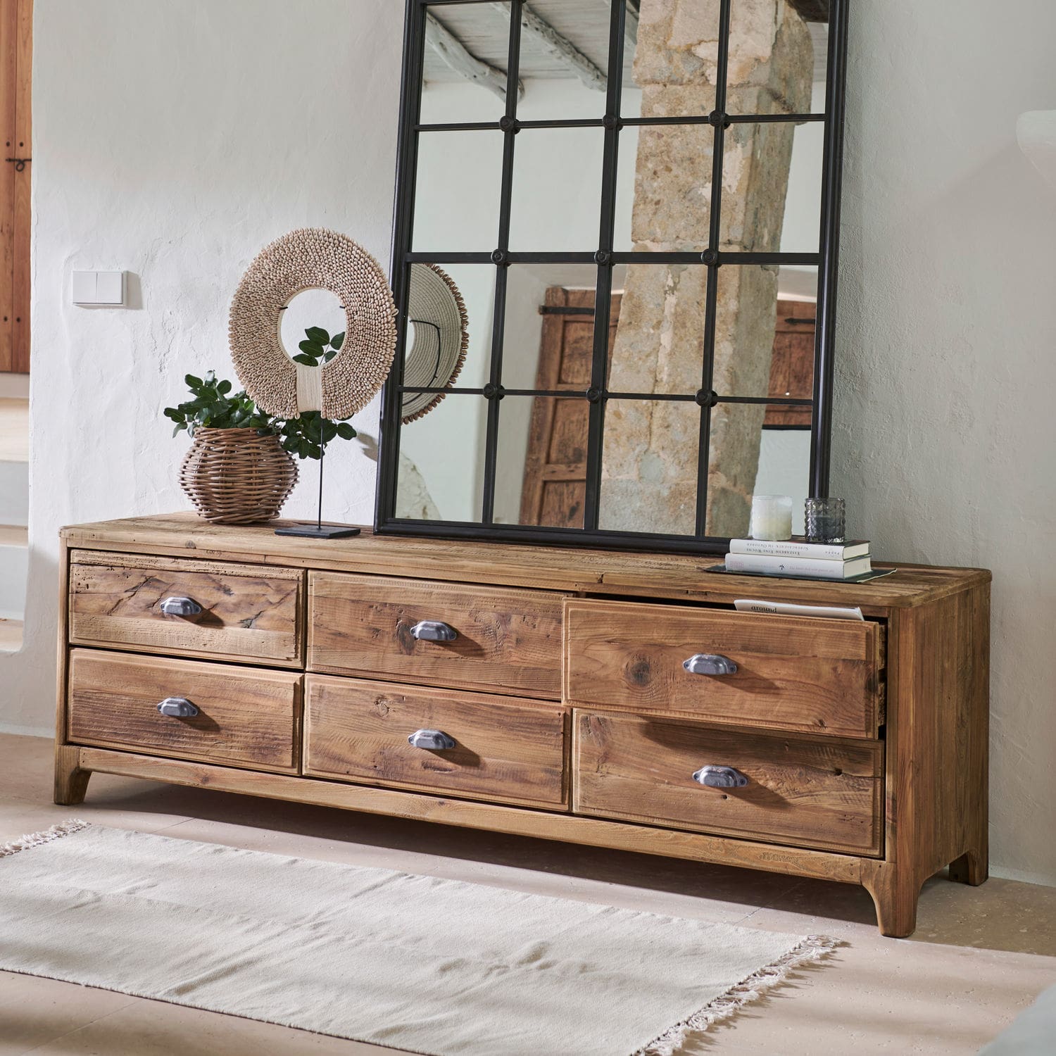 Cómoda Wittfield Cómoda rústica de madera natural con seis cajones y tiradores metálicos en diseño cálido