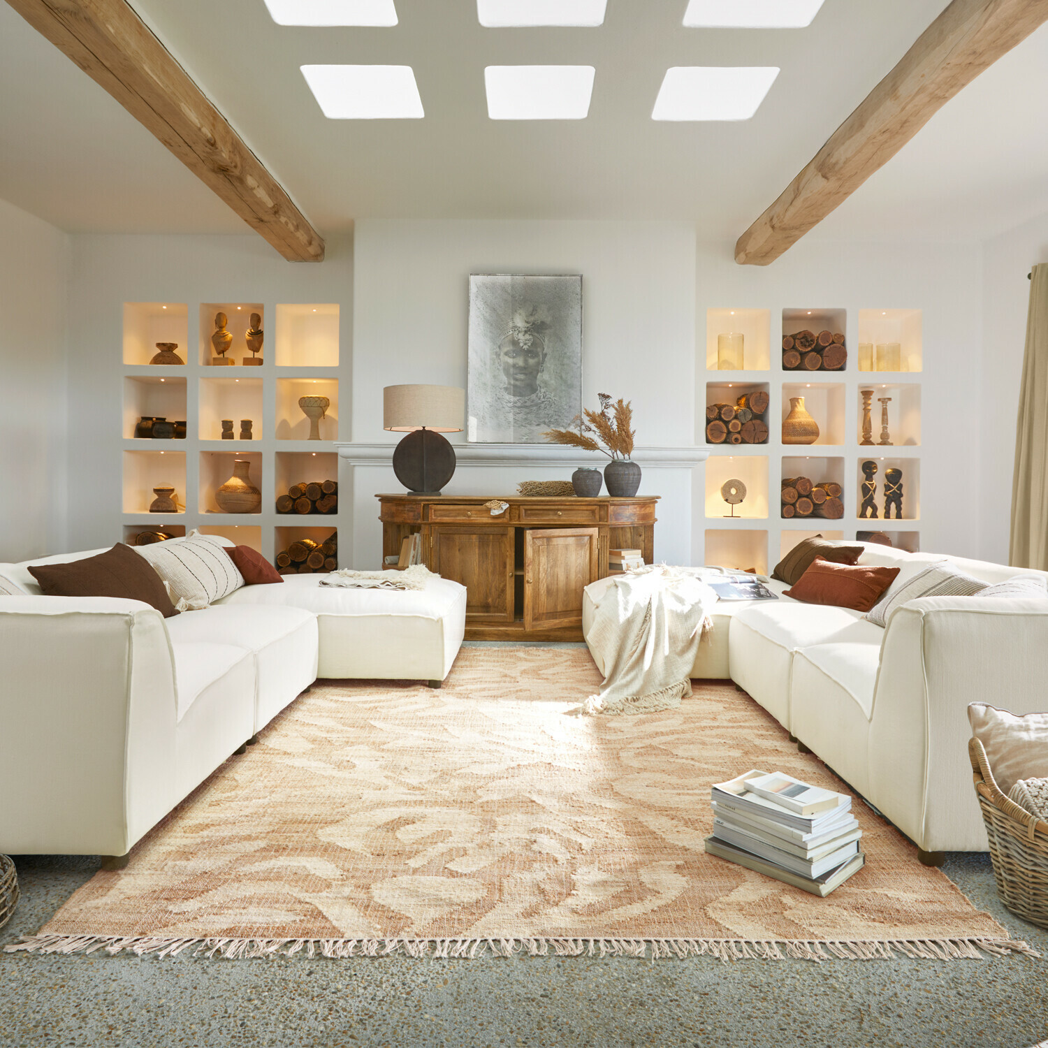 Alfombra Marsetta Salón acogedor con sofá blanco, aparador de madera y decoraciones de madera, alfombra beige con patrón