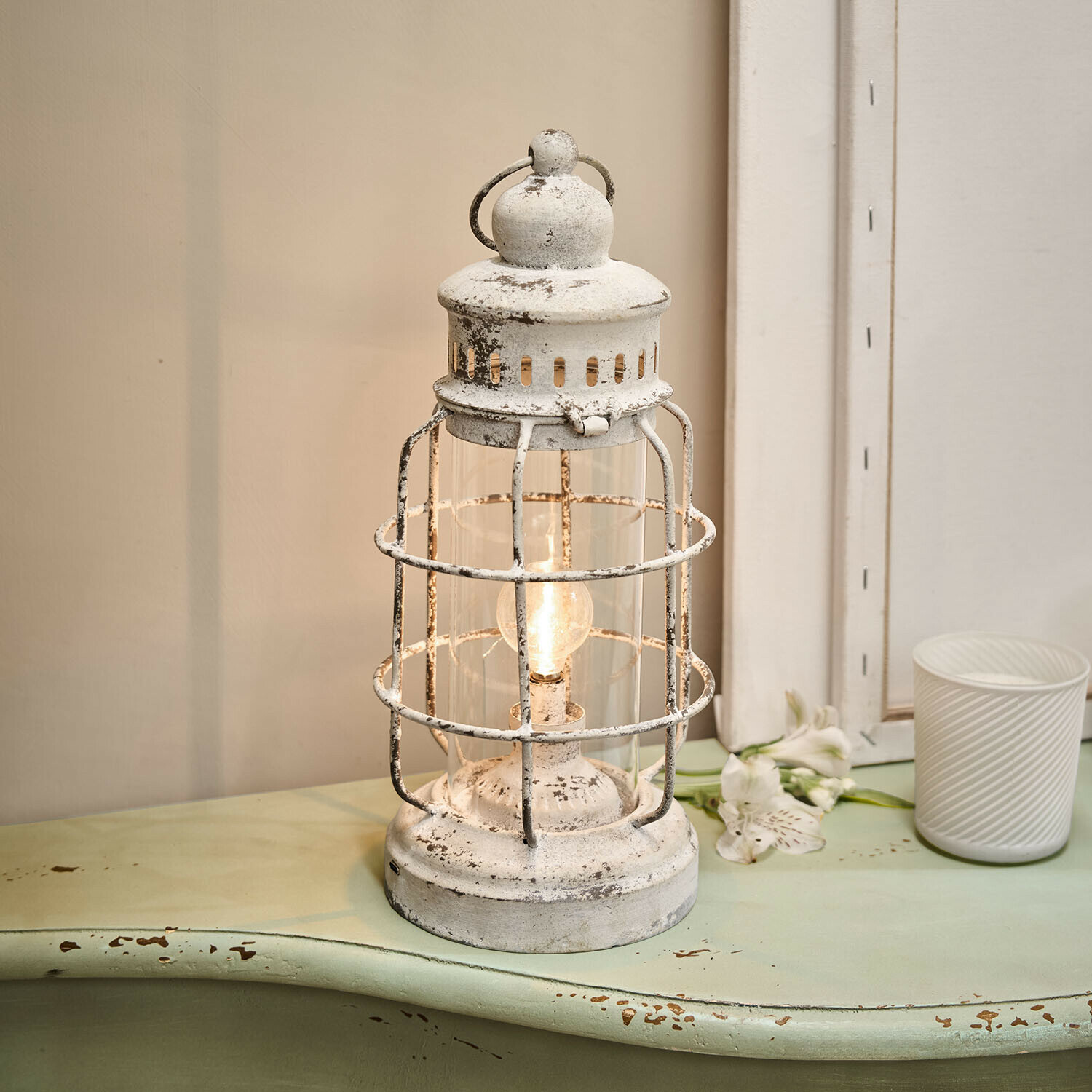 Farol LED recargable Arvada Linterna metálica blanca envejecida con bombilla, decoración vintage para interiores