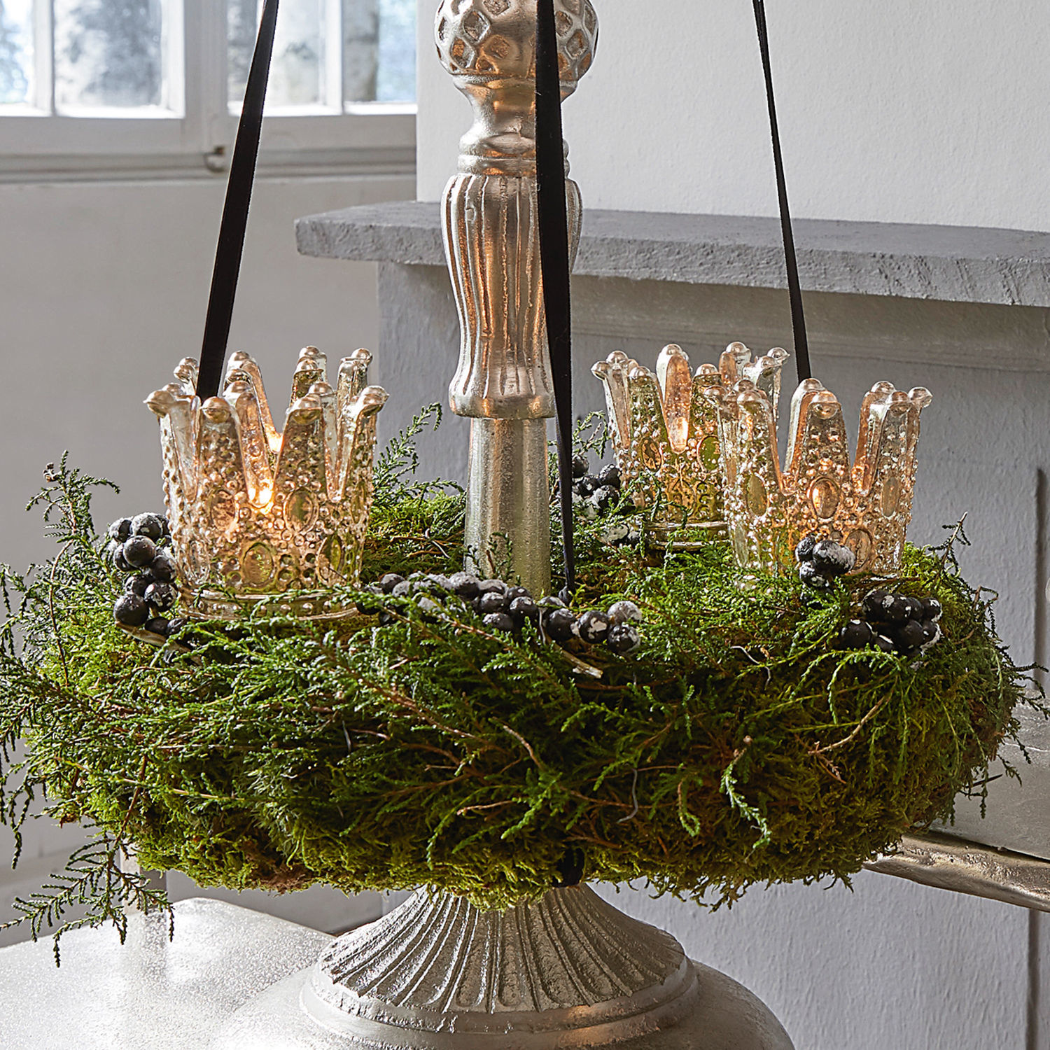 Set de 4 portavelas para clavar Melina Candelabro decorativo de latón con musgo verde y bayas negras para interiores