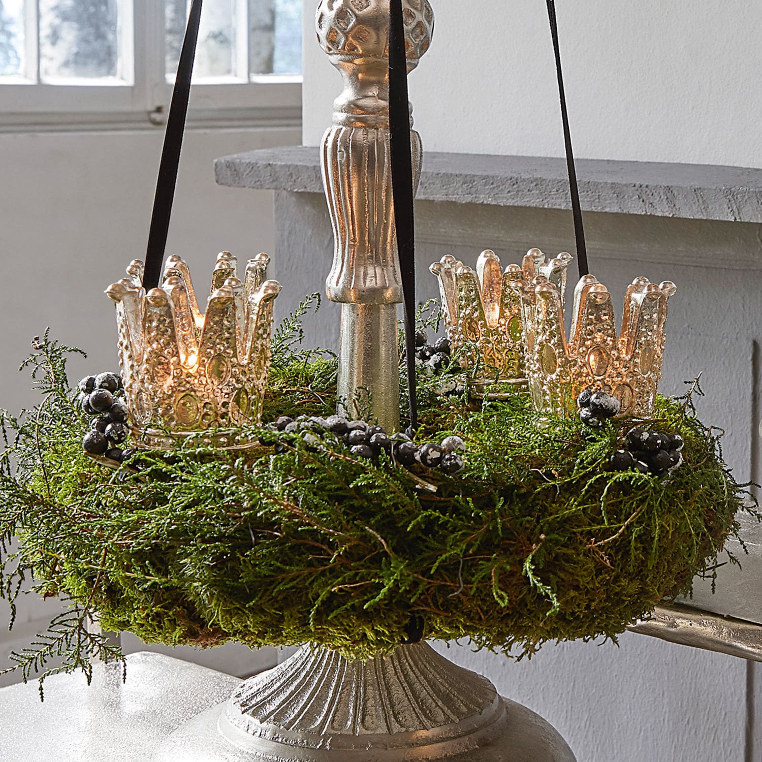 Set de 4 portavelas para clavar Melina Candelabro decorativo de latón con musgo verde y bayas negras para interiores