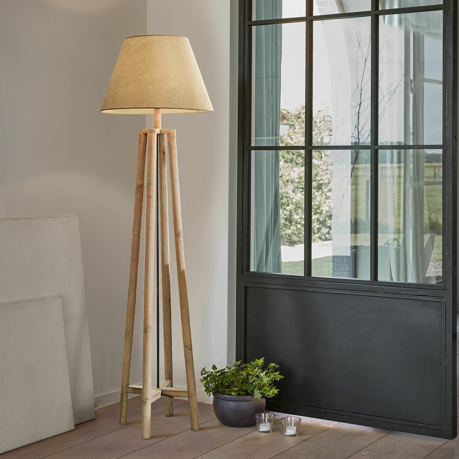 Lámpara de pie Edgewood Lámpara de pie de madera con pantalla beige en interior moderno y luminoso