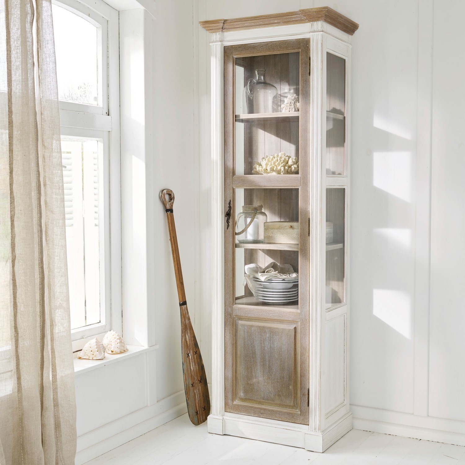 Armario Coverton Vitrina de madera estilo vintage con puerta de cristal y acabado natural para salón luminoso