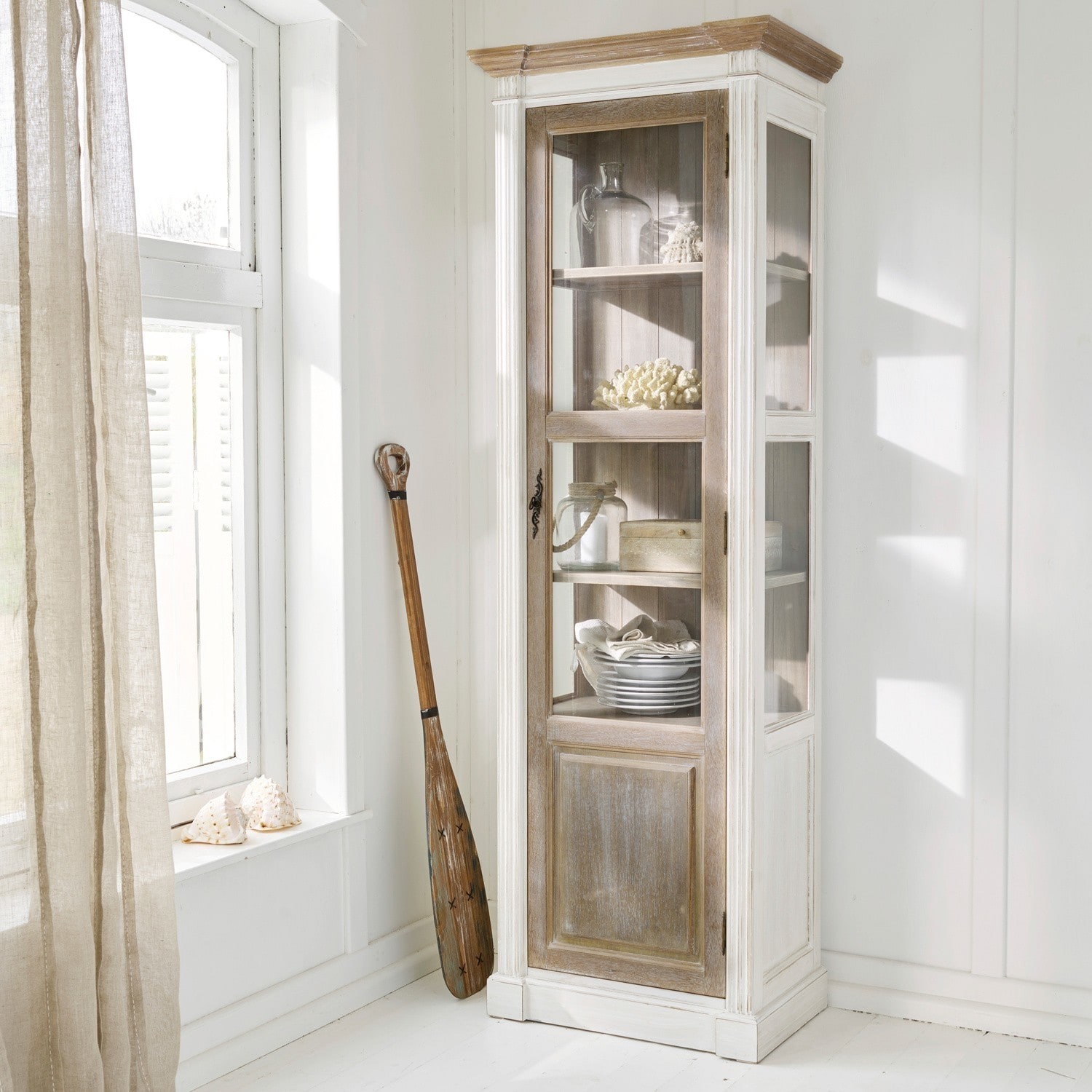 Armario Coverton Vitrina de madera estilo vintage con puerta de cristal y acabado natural para salón luminoso