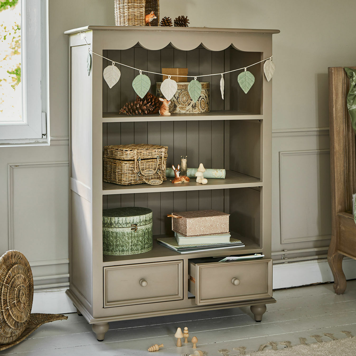 Estantería Sorvanne Armario de madera beige con estantes y cajones, decorado con adornos naturales y cestas de mimbre