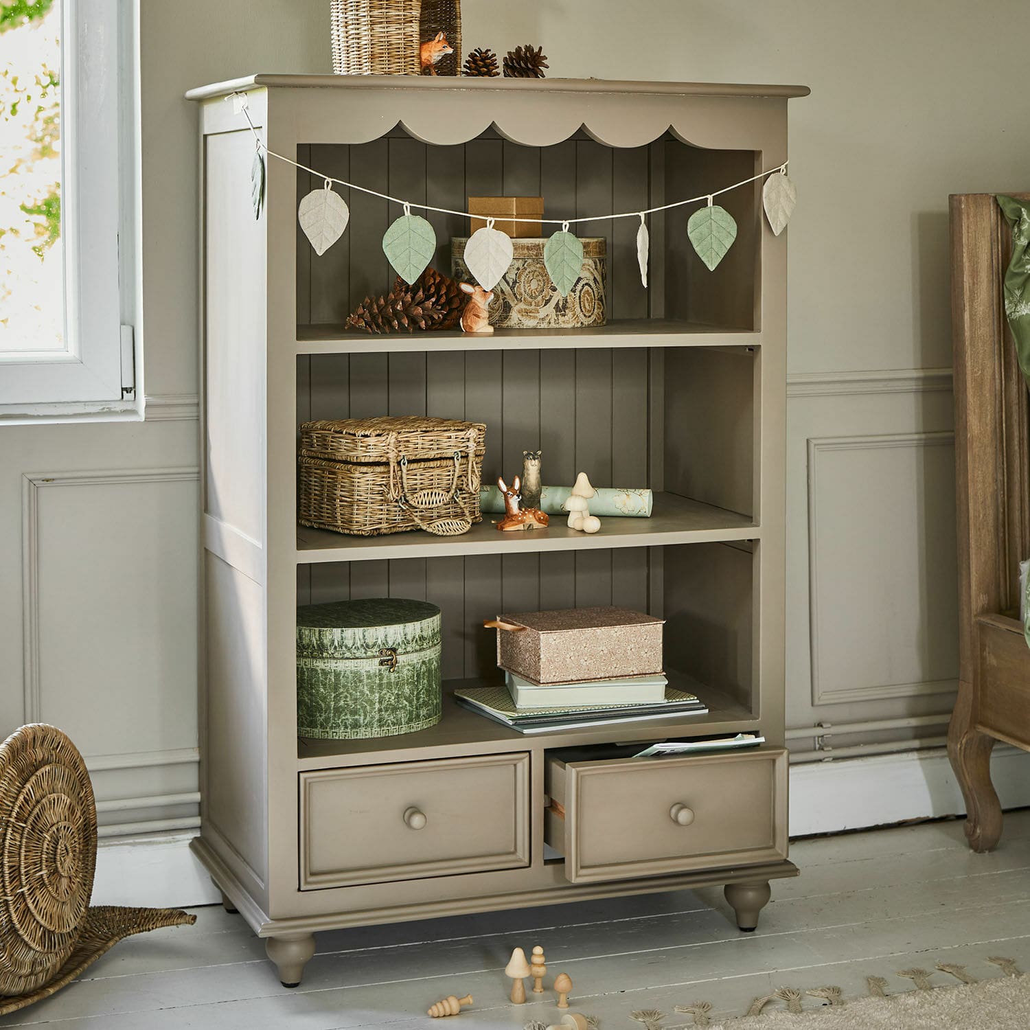 Estantería Sorvanne Armario de madera beige con estantes y cajones, decorado con adornos naturales y cestas de mimbre