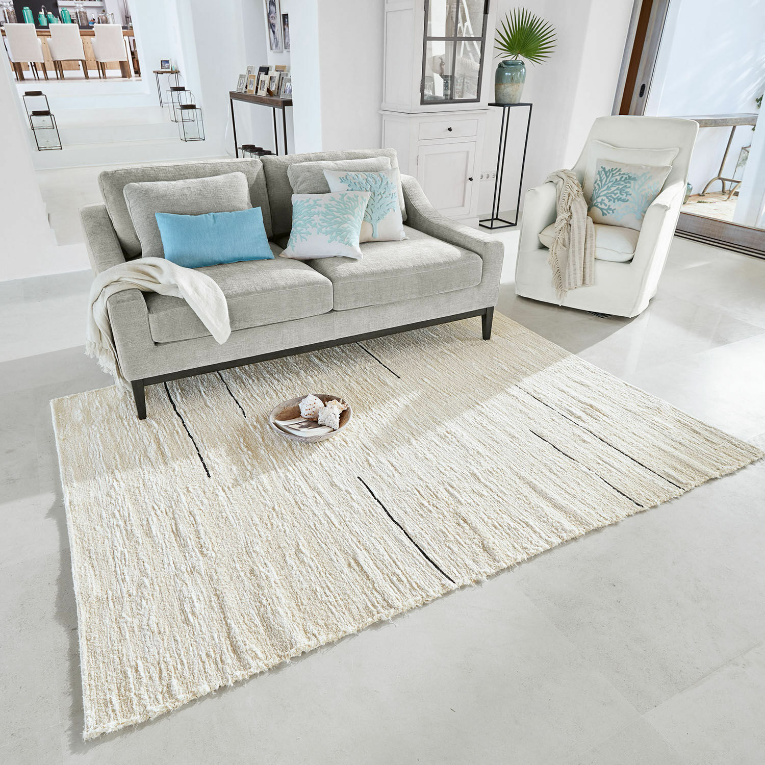 Alfombra Avatele Alfombra gris claro con diseño sutil en sala moderna con sofá beige y sillones