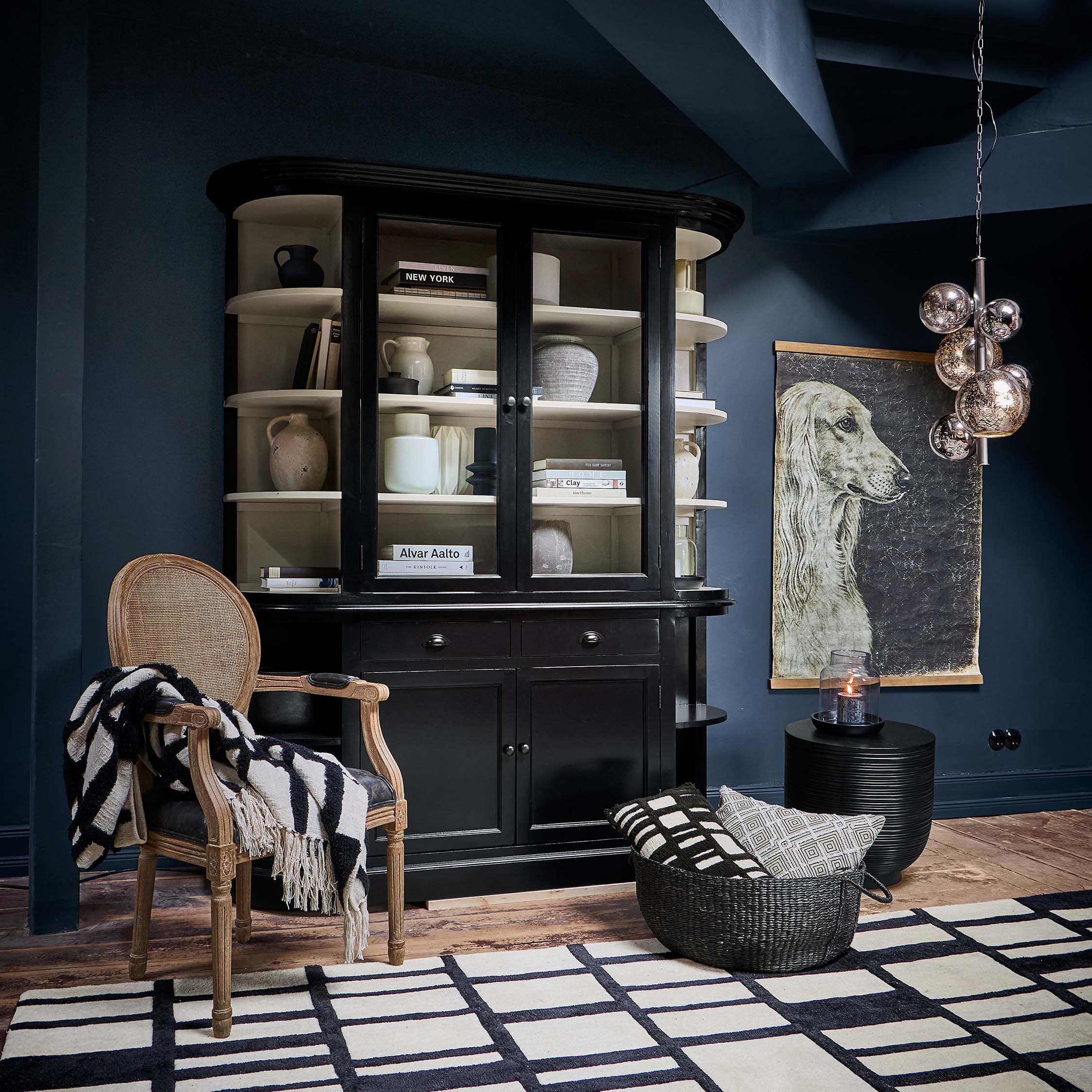 Vitrina de madera negra con puertas de cristal y estantes decorativos estilo vintage