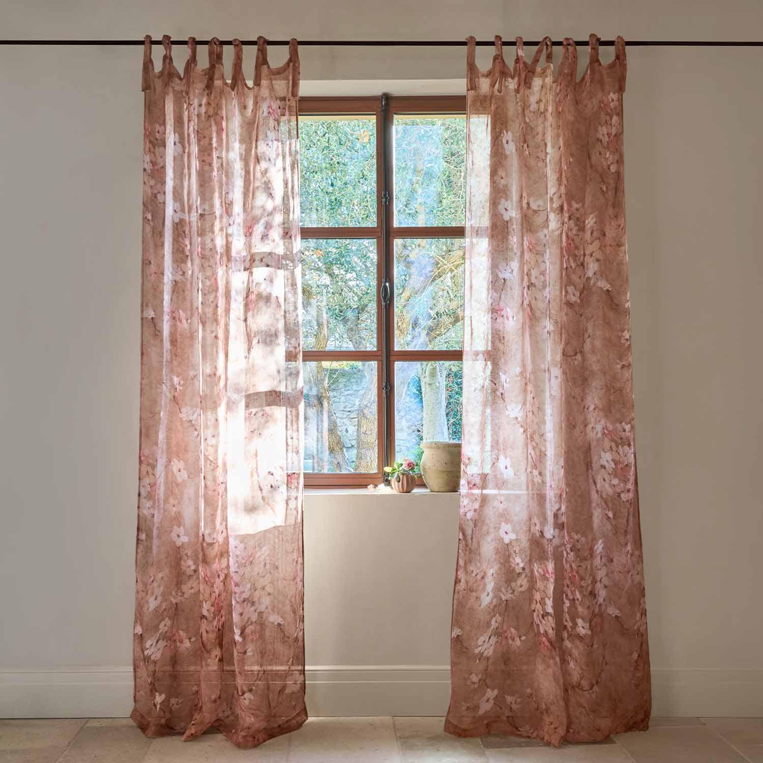 Cortinas transparentes con delicado estampado floral en marrón cálido para decoración de ventanas