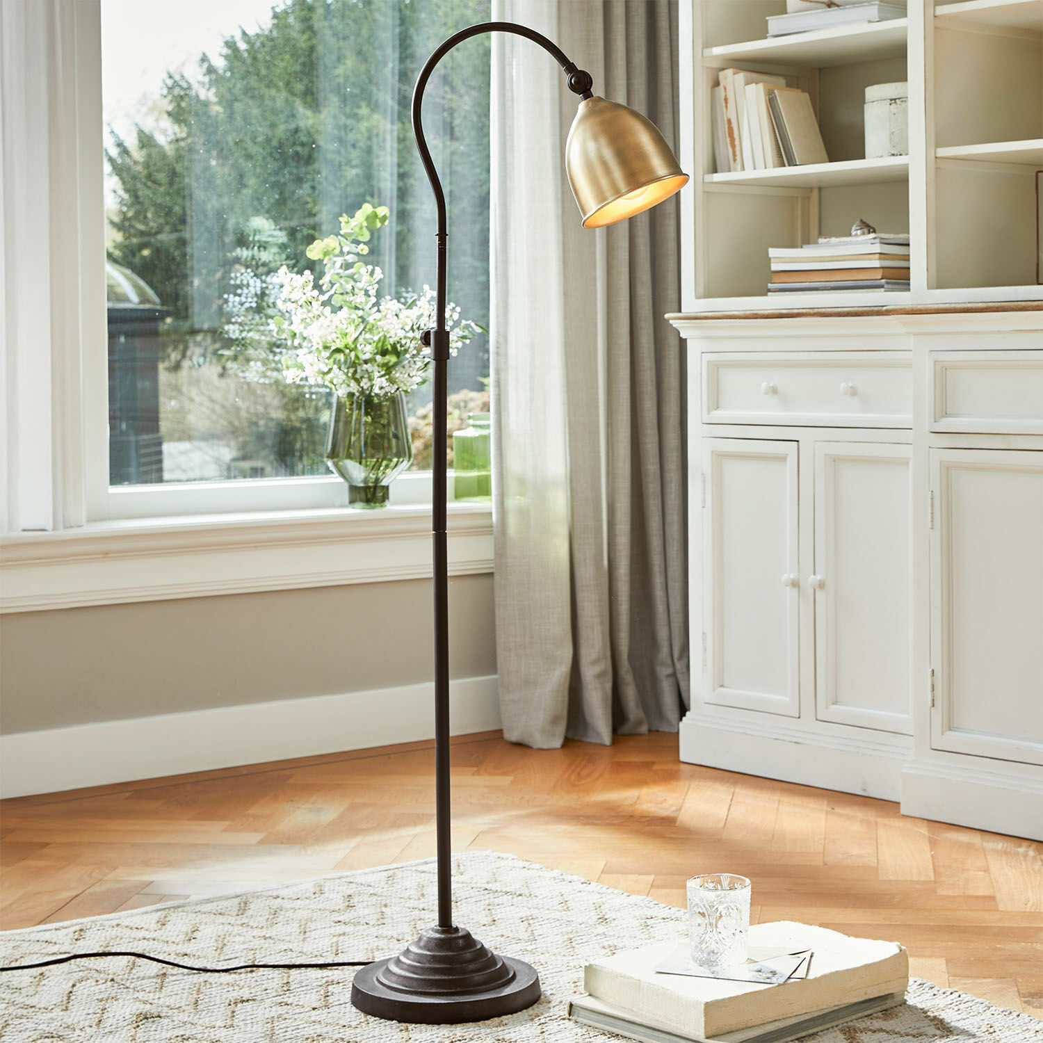 Lámpara de pie Zurélac Lámpara de pie de metal negro con pantalla de latón, ideal para salón y zona de lectura
