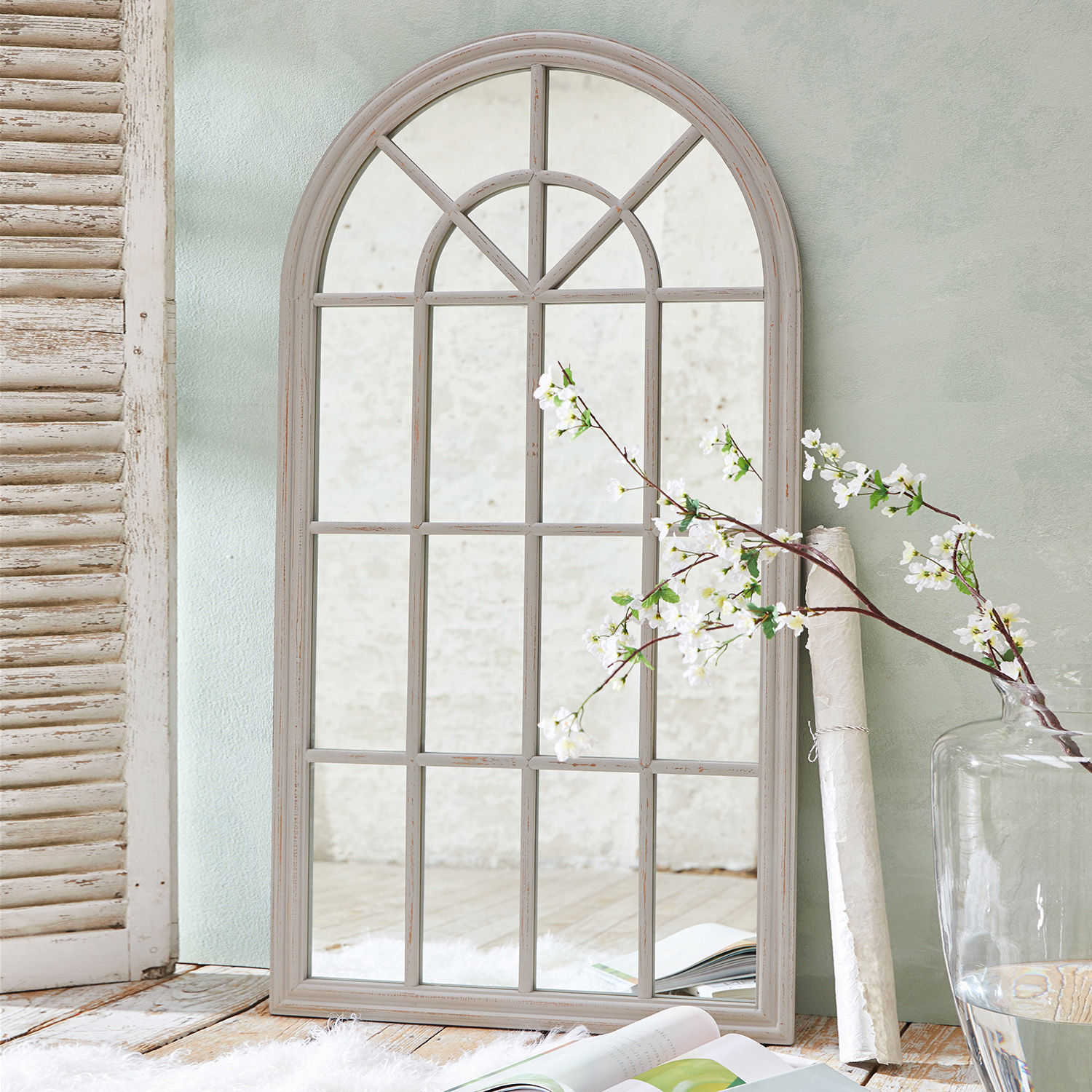 Espejo Elters Espejo decorativo de madera gris con diseño arqueado y decoración floral en estilo vintage