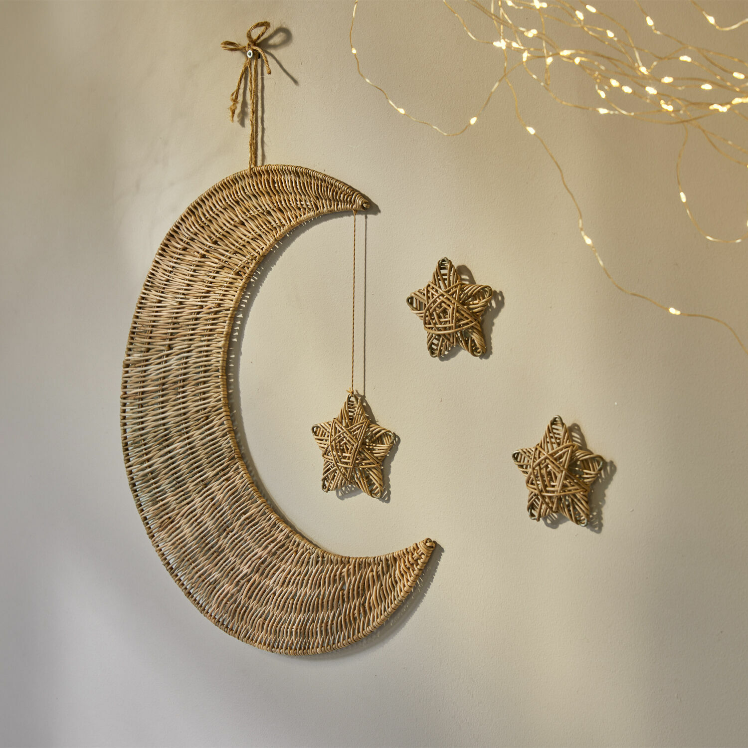 Decoración mural Aurorette Decoración de pared de mimbre con forma de luna y estrellas en color beige natural