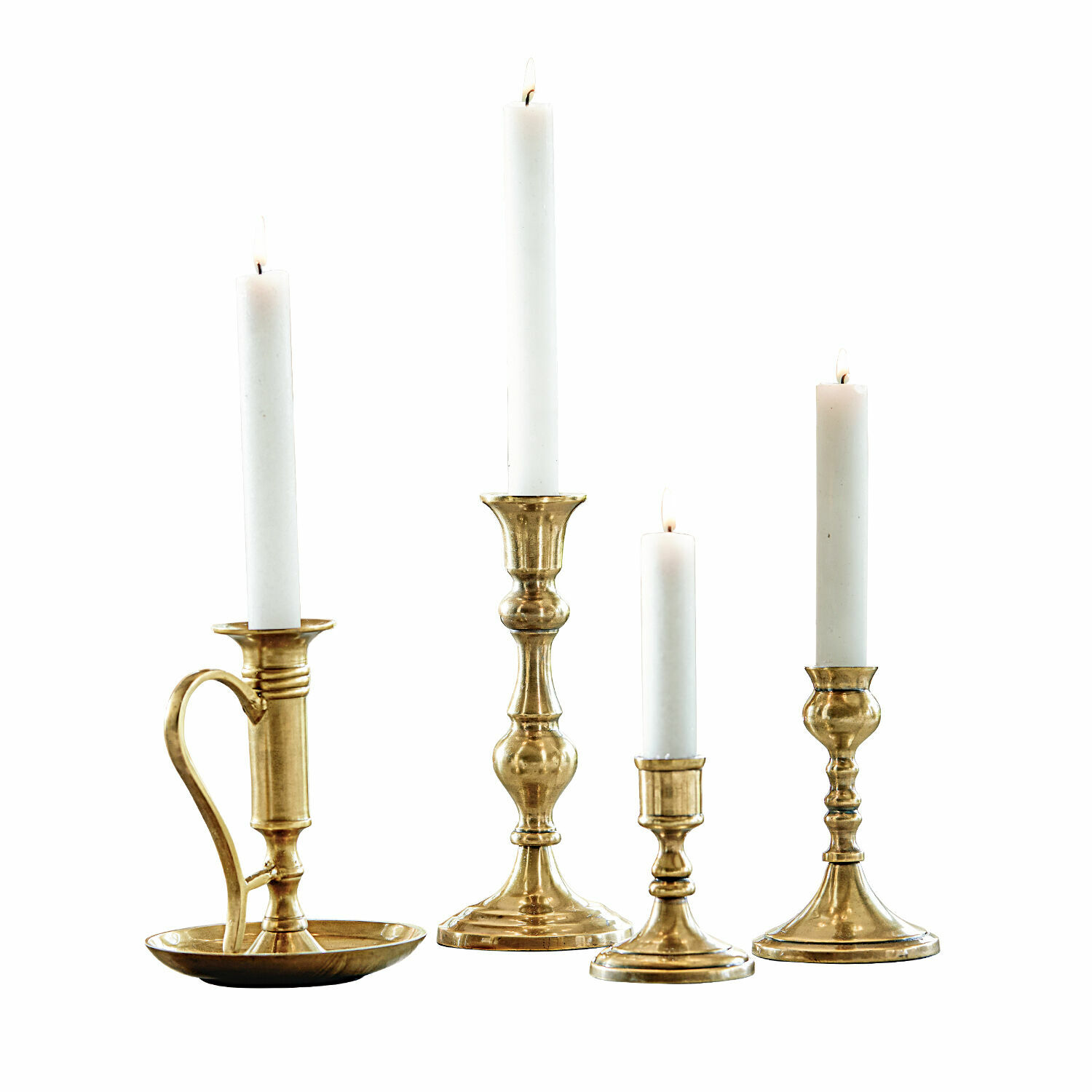 Set de 4 candeleros Maxéville Conjunto de cuatro candelabros de latón con velas blancas, decoración clásica para interiores