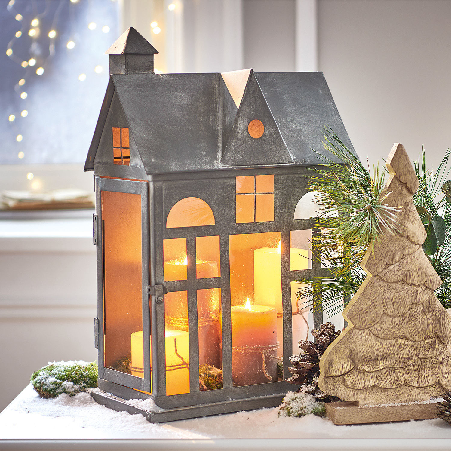 Farol Sweet Home Linterna metálica en forma de casa con vidrio naranja y velas, decoración invernal