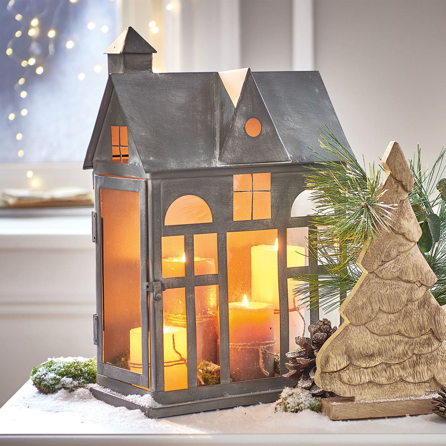 Farol Sweet Home Linterna metálica en forma de casa con vidrio naranja y velas, decoración invernal