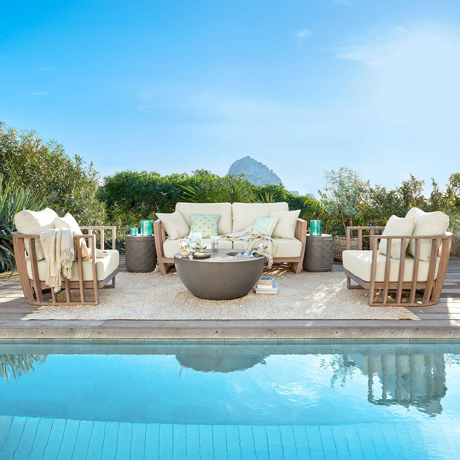 Grupo de asientos FSC®-100% Vézère Conjunto de muebles de jardín con cojines beige y estructura de madera junto a la piscina en la terraza