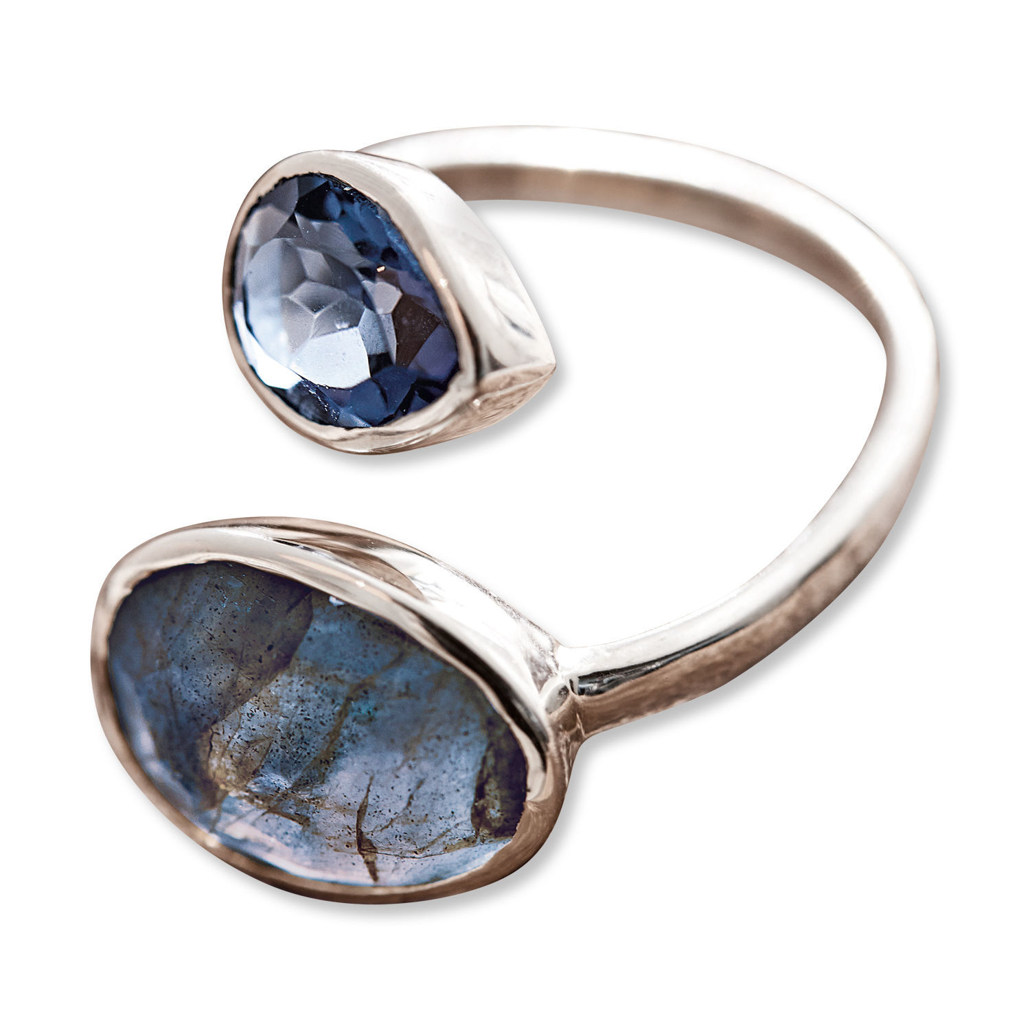 Anillo de plata con dos piedras azules de formas diferentes, joyería moderna