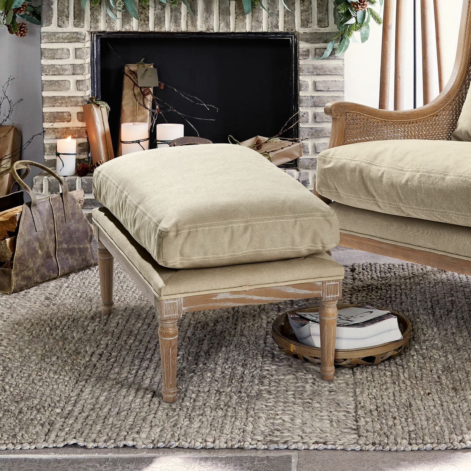 Taburete Greenbrier Reposapiés beige con marco de madera y cojín de tela suave sobre alfombra en sala acogedora