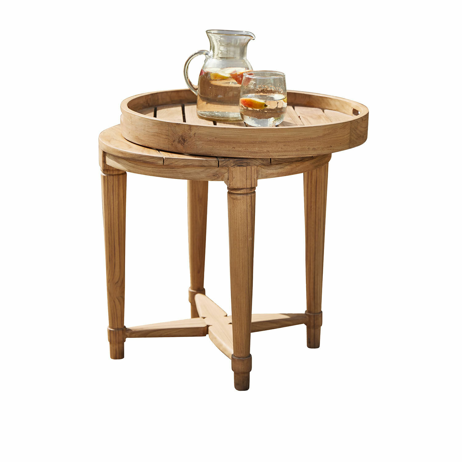Mesa auxiliar redonda de madera natural con bandeja extraíble, jarra y vaso con agua y frutas