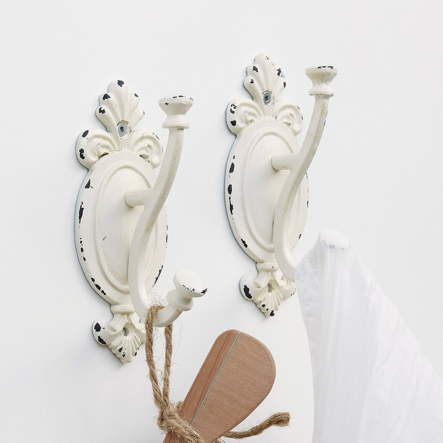 Set de 2 percheros Tede Par de ganchos de pared de metal blanco envejecido para colgar toallas y accesorios