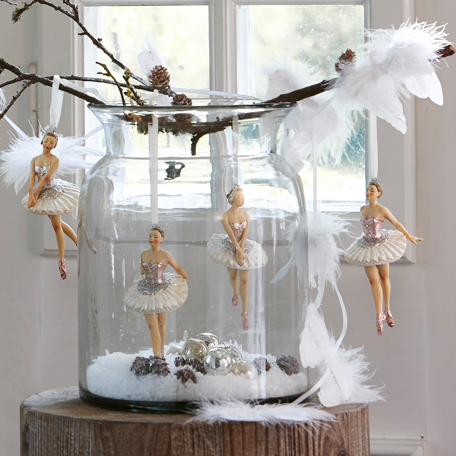 Set de 4 figuras Tadley Jarrón de cristal con bailarinas colgantes en tutú rosa y plumas en rama, decoración navideña