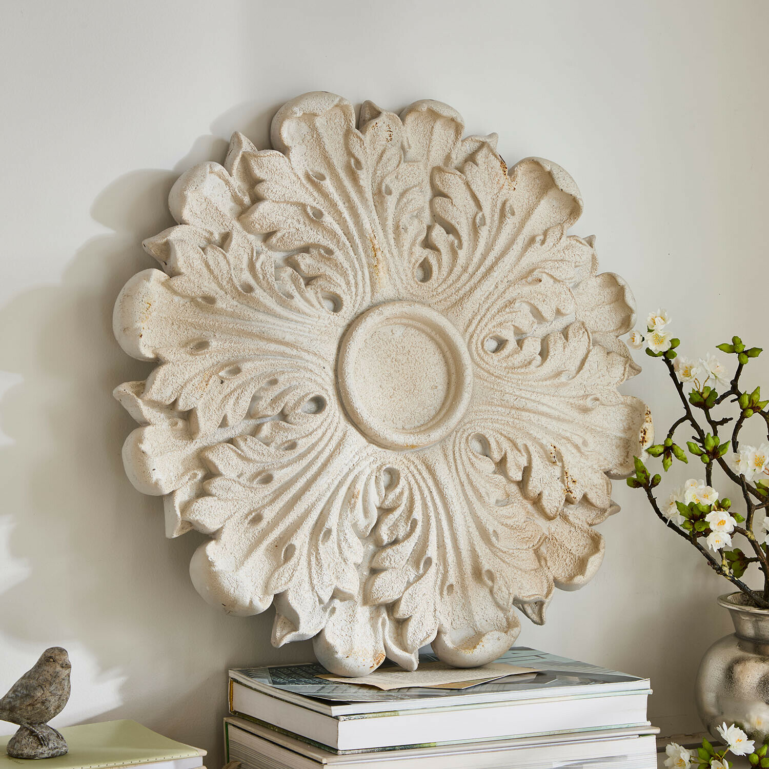 Adorno de pared Rosavelle Rosetón decorativo blanco de piedra con relieve de hojas, adorno vintage para interiores