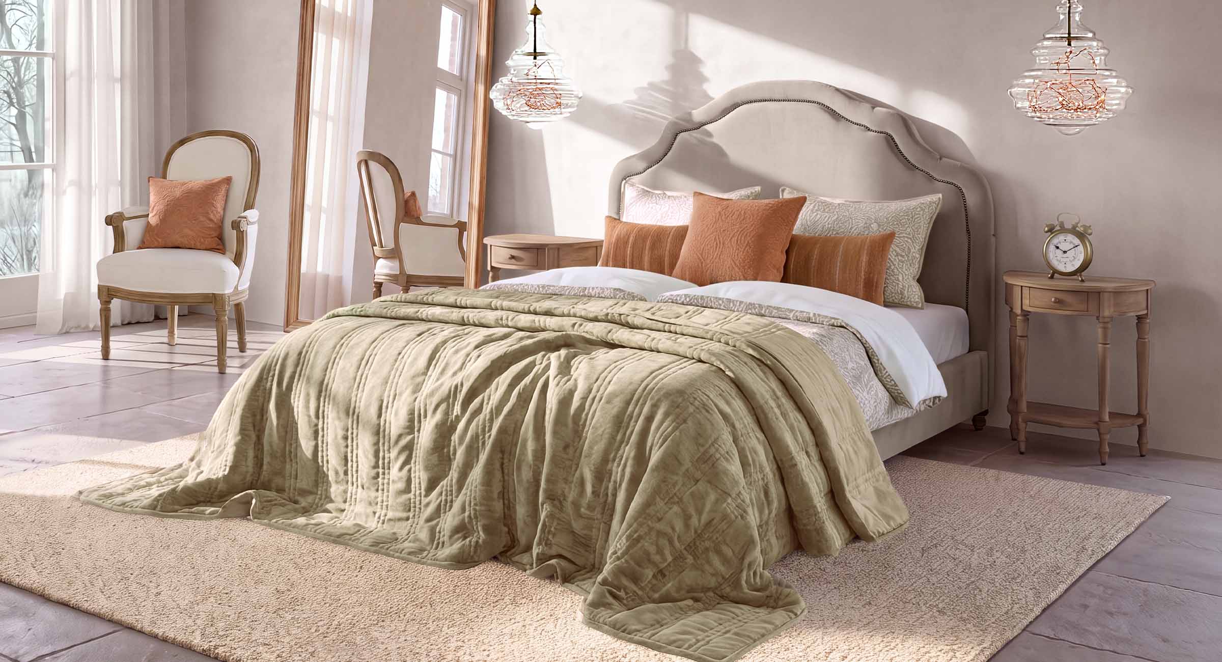 Dormitorio acogedor con manta acolchada verde suave y cojines color canela sobre cama beige