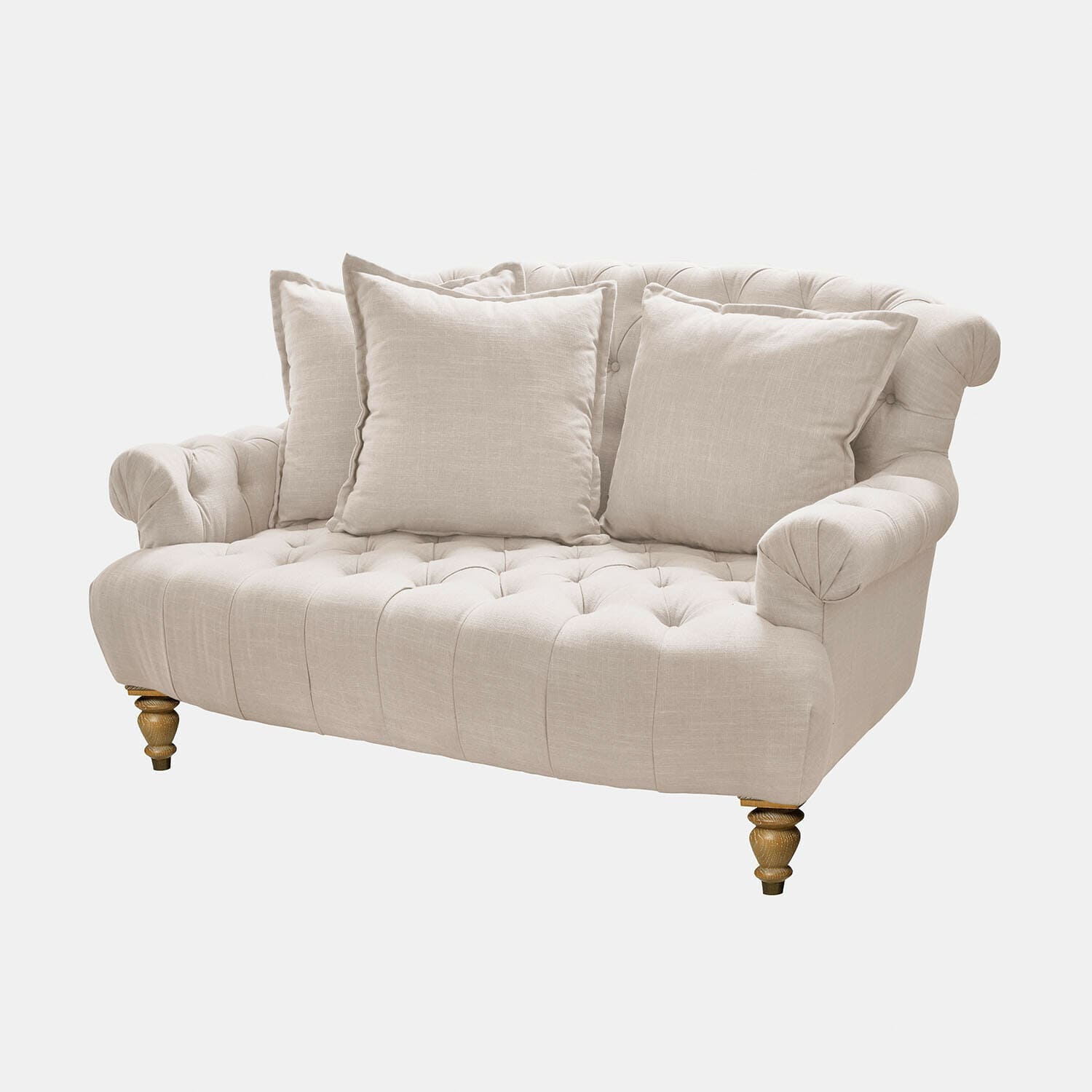 Sofá beige de tela con respaldo capitoné y patas de madera, cojines cómodos