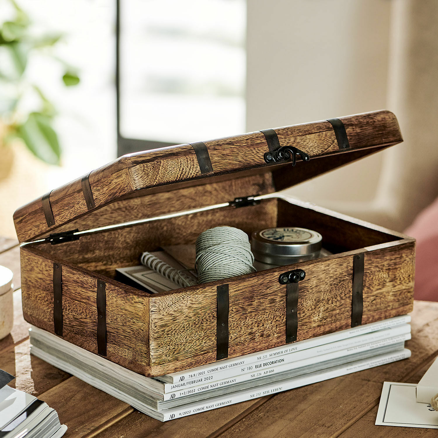 Caja decorativa Dennis Port Caja decorativa de madera con herrajes metálicos en color natural para almacenamiento y escritorio