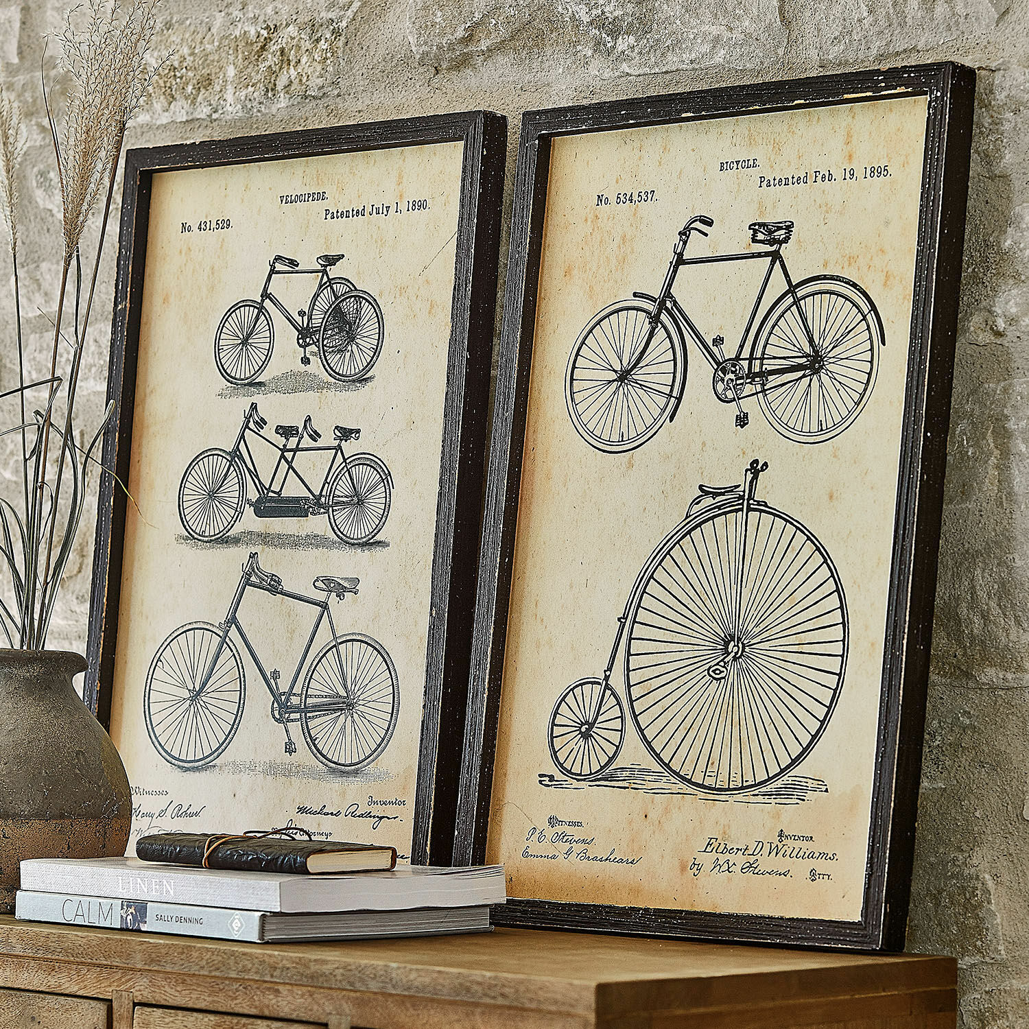 Set de 2 cuadros Golovine Dos cuadros con dibujos vintage en blanco y negro de bicicletas sobre fondo beige en marcos negros