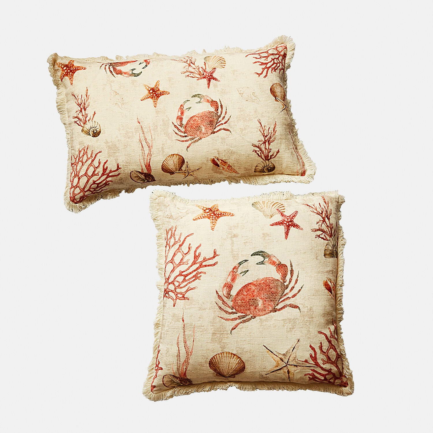 Set de 2 fundas de cojín Celorin Conjunto de dos cojines decorativos de lino beige con diseño de cangrejo y conchas, borde con flecos