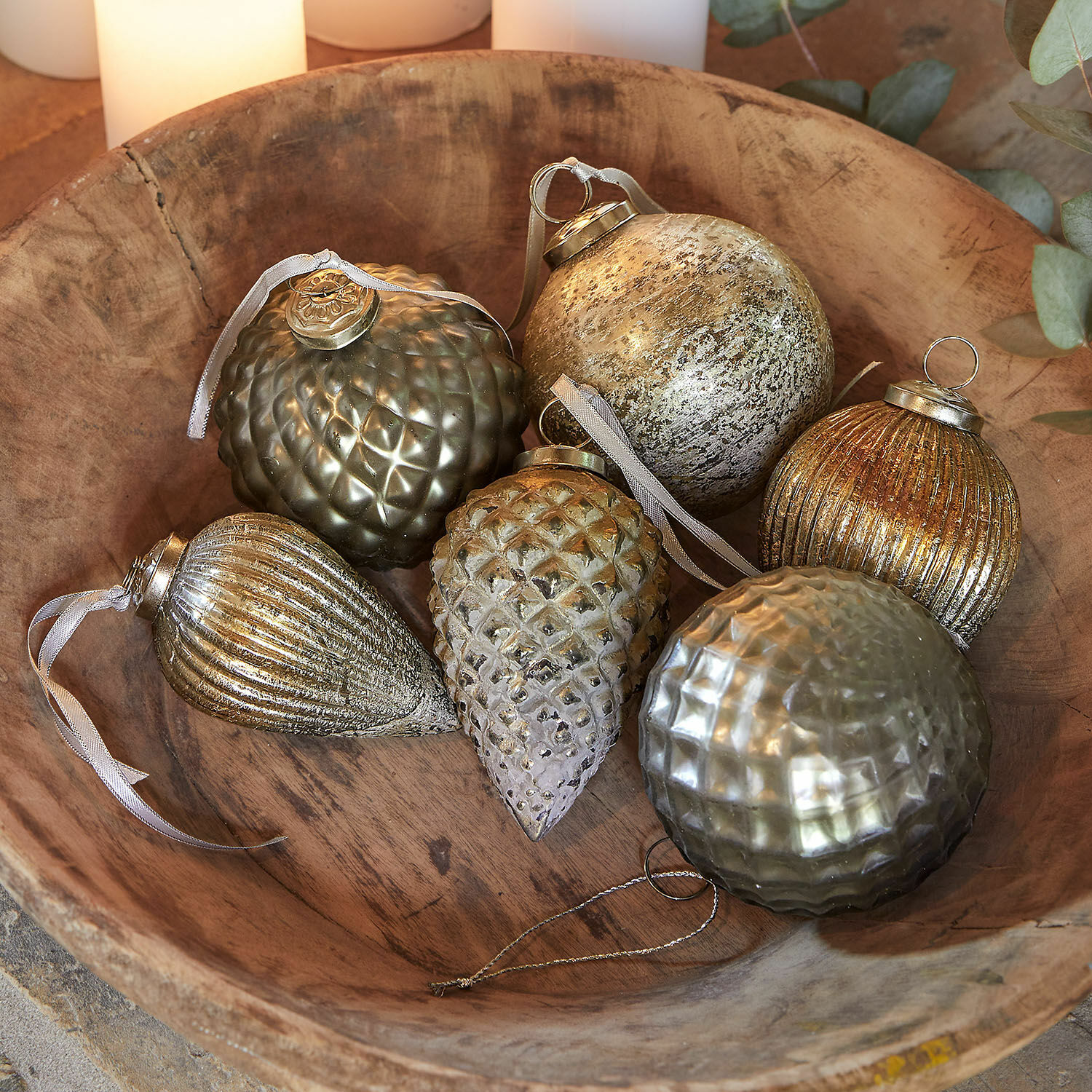 Set de 6 adornos navideños Layounne Conjunto de seis bolas navideñas en tonos dorados y plateados con texturas variadas para decoración festiva
