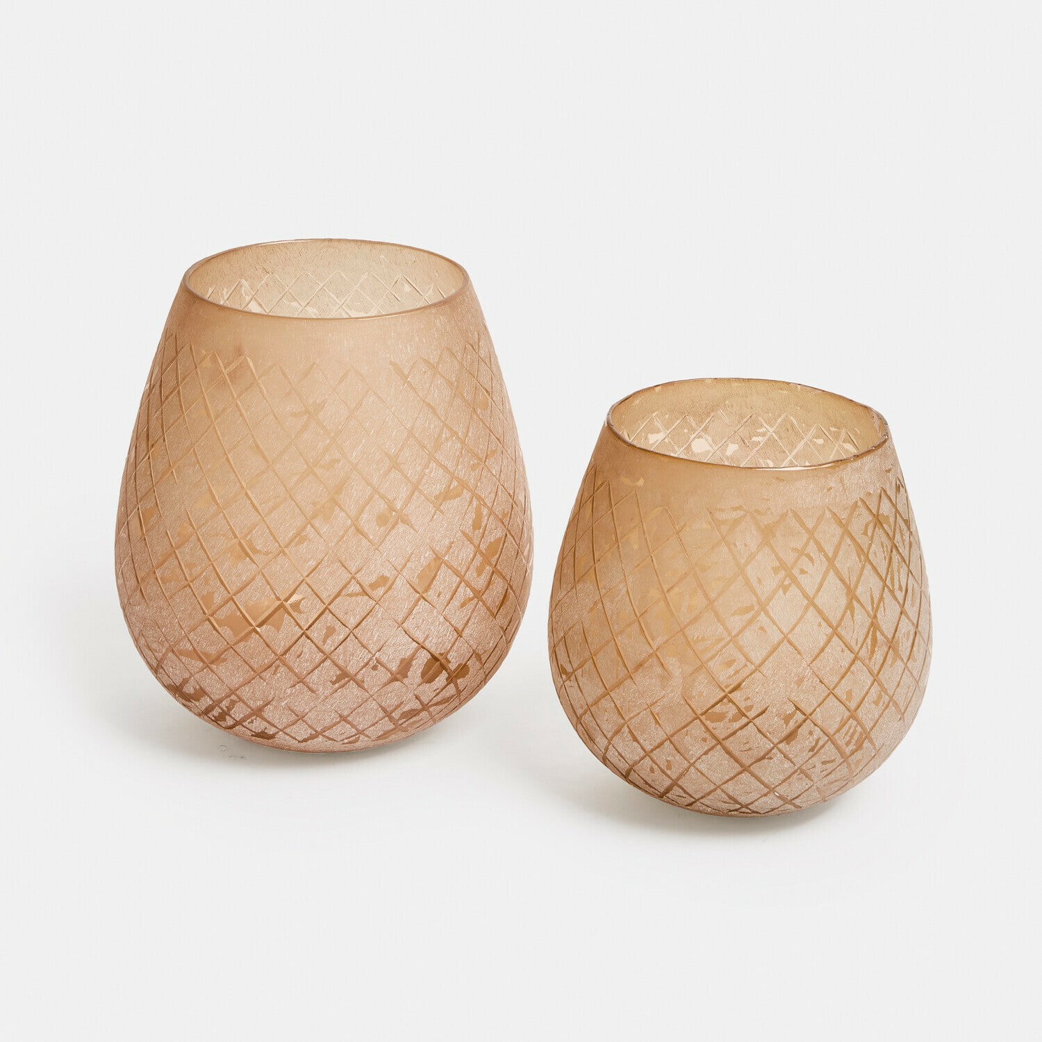Set de 2 portavelas Méloriane Dos portavelas de vidrio beige con patrón geométrico, decoración de interiores, vidrio mate